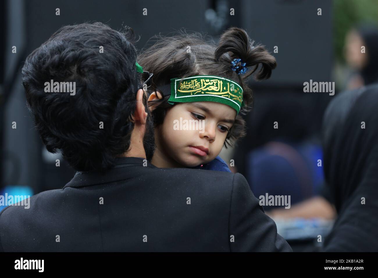 I lutto musulmani sciiti partecipano a una processione di Muharram a Toronto, Ontario, Canada, il 20 settembre 2018. Centinaia di musulmani sciiti scesero per le strade per commemorare la morte del terzo Imam, Hussein, ucciso insieme a 72 dei suoi compagni in una battaglia contro l'esercito del VII secolo califfo Yazid. In linea con la natura militare di queste processioni di Ashura, i lutto simulano l'autoflagellazione e si inculano sulle loro casse fino al grumo di un tamburo di basso e al crepitio di un serpente. (Foto di Creative Touch Imaging Ltd./NurPhoto) Foto Stock