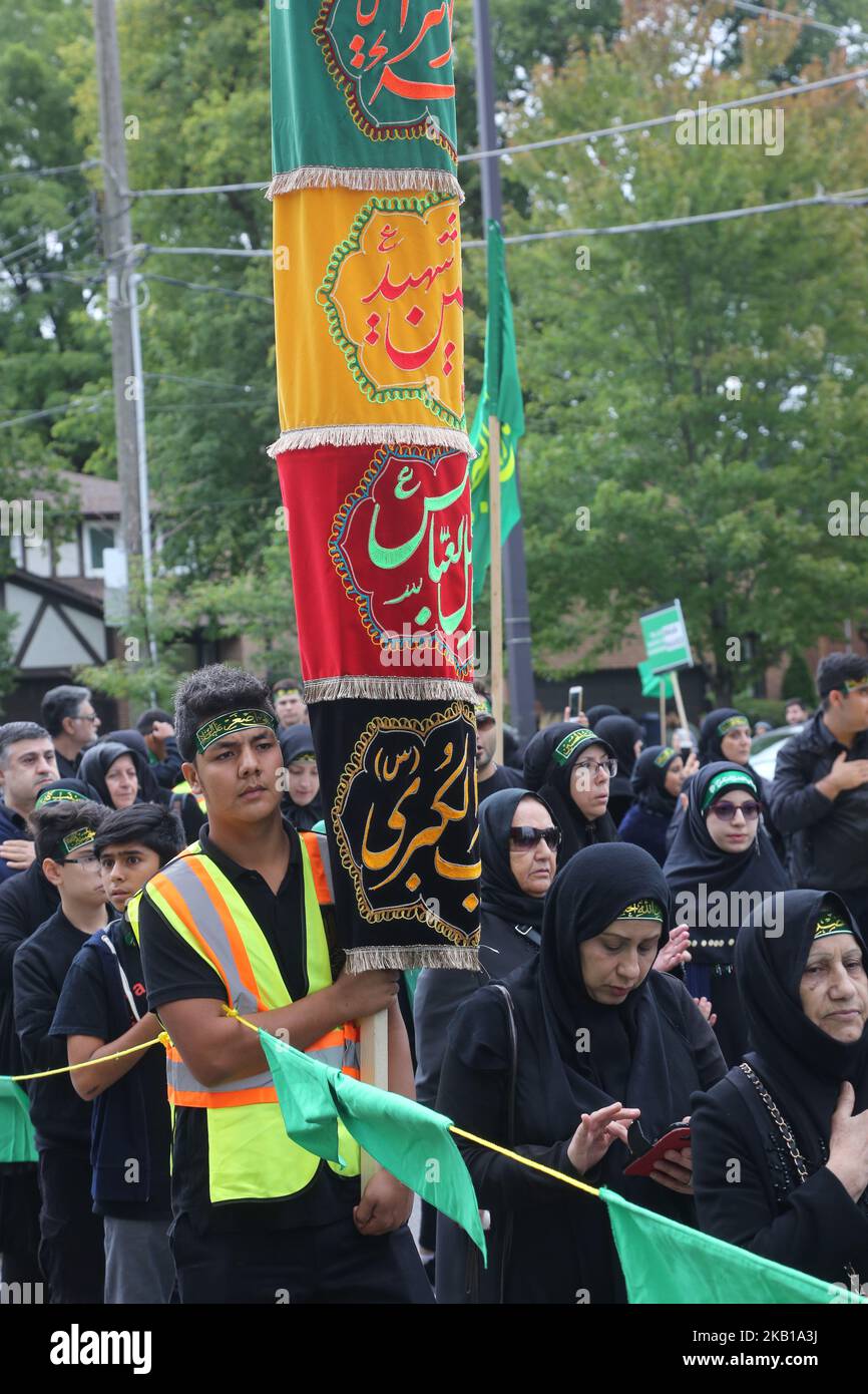 I lutto musulmani sciiti partecipano a una processione di Muharram a Toronto, Ontario, Canada, il 20 settembre 2018. Centinaia di musulmani sciiti scesero per le strade per commemorare la morte del terzo Imam, Hussein, ucciso insieme a 72 dei suoi compagni in una battaglia contro l'esercito del VII secolo califfo Yazid. In linea con la natura militare di queste processioni di Ashura, i lutto simulano l'autoflagellazione e si inculano sulle loro casse fino al grumo di un tamburo di basso e al crepitio di un serpente. (Foto di Creative Touch Imaging Ltd./NurPhoto) Foto Stock