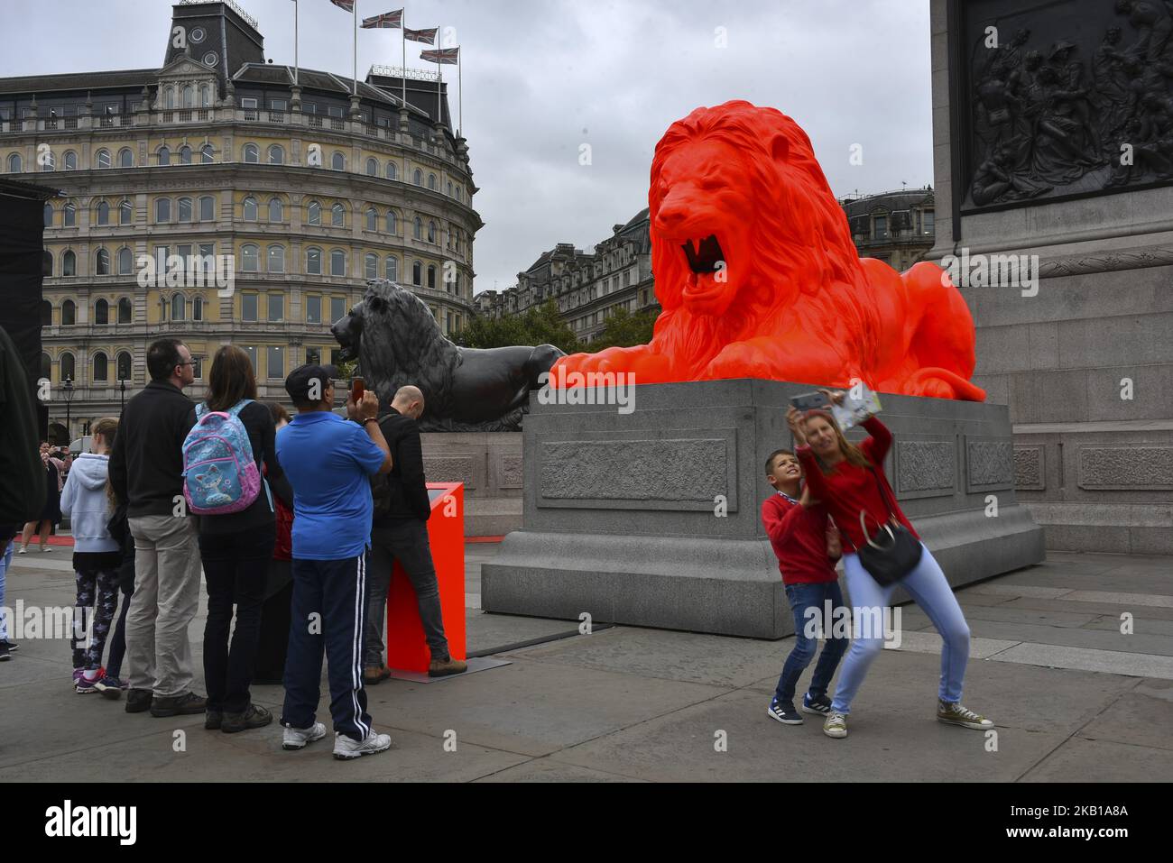 Un'installazione con un leone rosso brillante dal titolo "Please Feed the Lions" del designer britannico es Devlin è raffigurata alla base della colonna di Nelson a Trafalgar Square, Londra, il 20 settembre 2018. L'installazione fa parte del London Design Festival, che si tiene dal 15th al 23rd settembre. (Foto di Alberto Pezzali/NurPhoto) Foto Stock