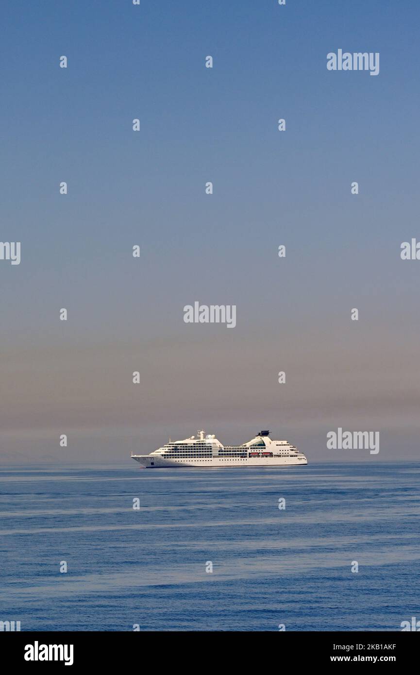 Pireo, Atene, Grecia - Giugno 2022: Nave da crociera operata dalla linea di lusso Seabourn all'ancora al largo della costa di Atene Foto Stock