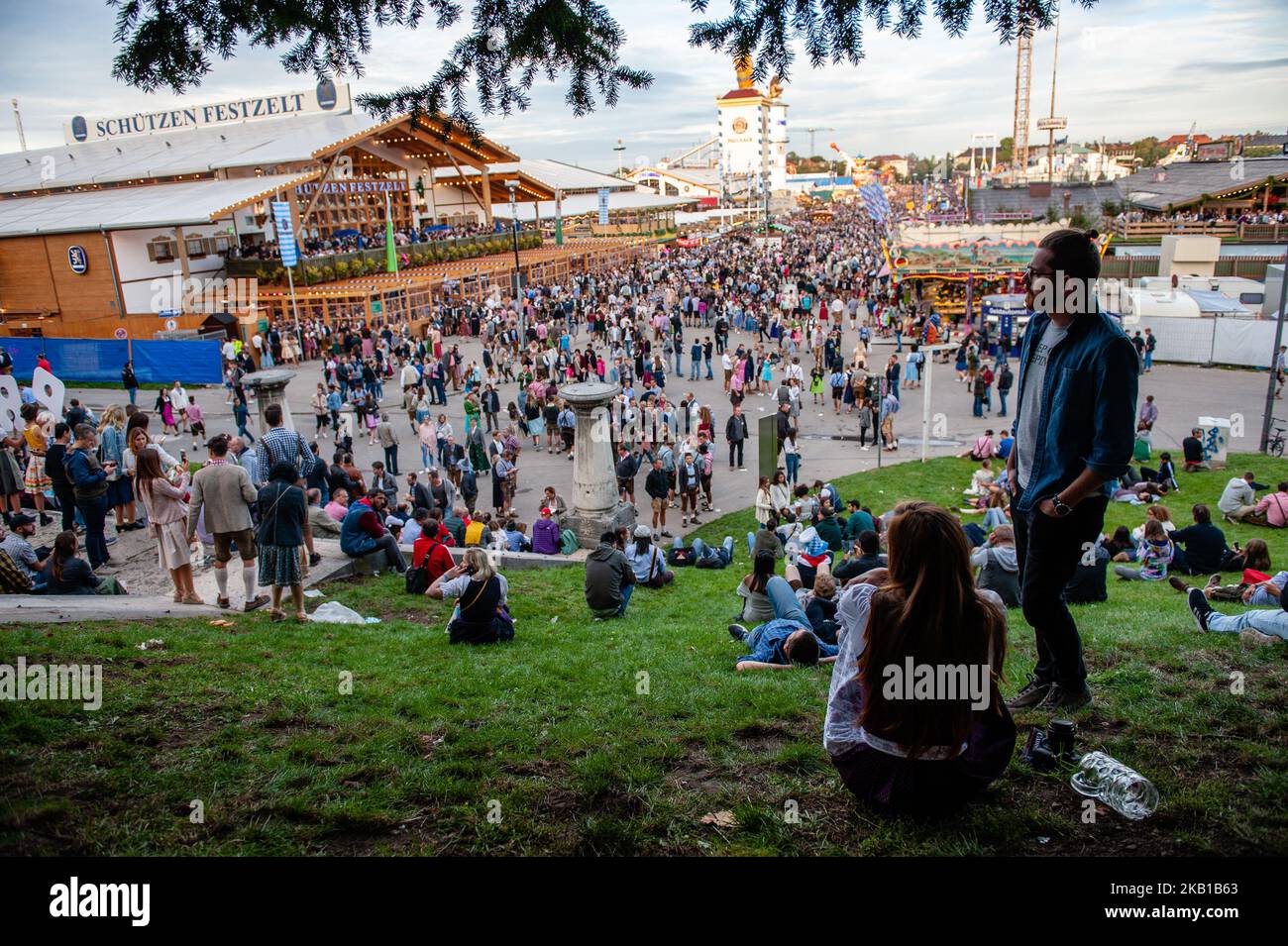 I visitatori si festeggiano mentre ricevono la loro prima tazza di birra in una tenda alla birra nel giorno di apertura del 2018° festival della birra Oktoberfest il 22 settembre 2018 a Monaco di Baviera, Germania. L'Oktoberfest è ora uno dei festival più grandi e più popolari del mondo. Più di sei milioni di persone visitano l'Oktoberfest ogni anno. E provengono da tutto il mondo. Oltre agli italiani, incontrerete spesso americani, australiani e giapponesi in particolare. L'Oktoberfest include enormi tende alla birra, ognuna gestita da un diverso produttore bavarese, oltre a giostre e attività ricreative. (Foto di Romy Arroyo Fe Foto Stock