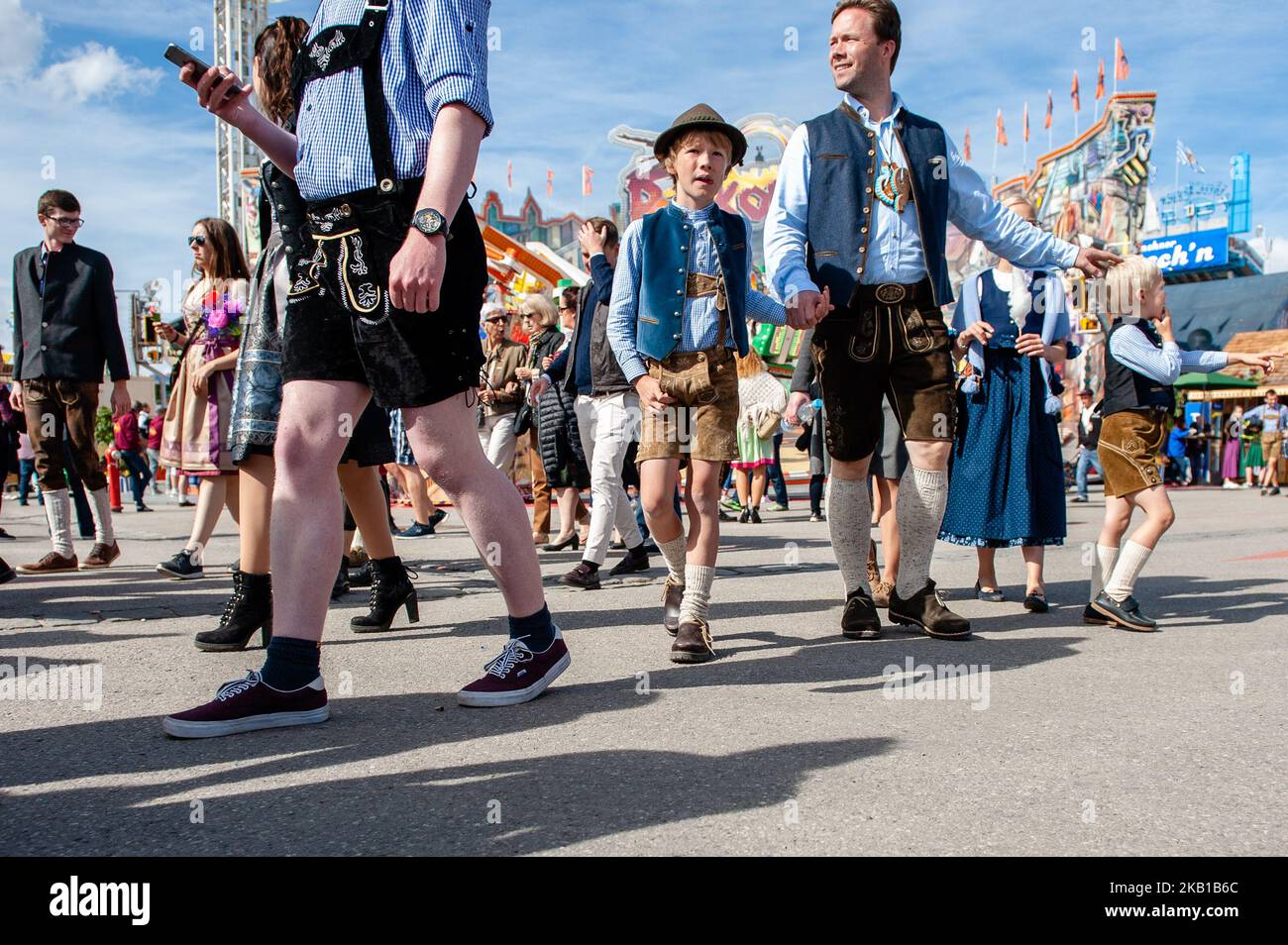 Migliaia di visitatori si precipitano nell'area del festival dopo l'apertura dell'ingresso ufficiale per trovare i posti migliori il primo giorno dell'Oktoberfest 2018 a Monaco, in Germania, il 22 settembre 2018. Poiché l'Oktoberfest è la più grande festa della birra del mondo e attira in genere oltre sei milioni di visitatori durante le sue tre settimane di svolgimento, le autorità hanno annunciato che implementeranno misure di sicurezza più ampie, tra cui un'ulteriore sorveglianza della polizia, nell'area per tutta la durata dell'evento. L'Oktoberfest include enormi tende alla birra, ognuna gestita da un diverso produttore bavarese, oltre a giostre e a Foto Stock