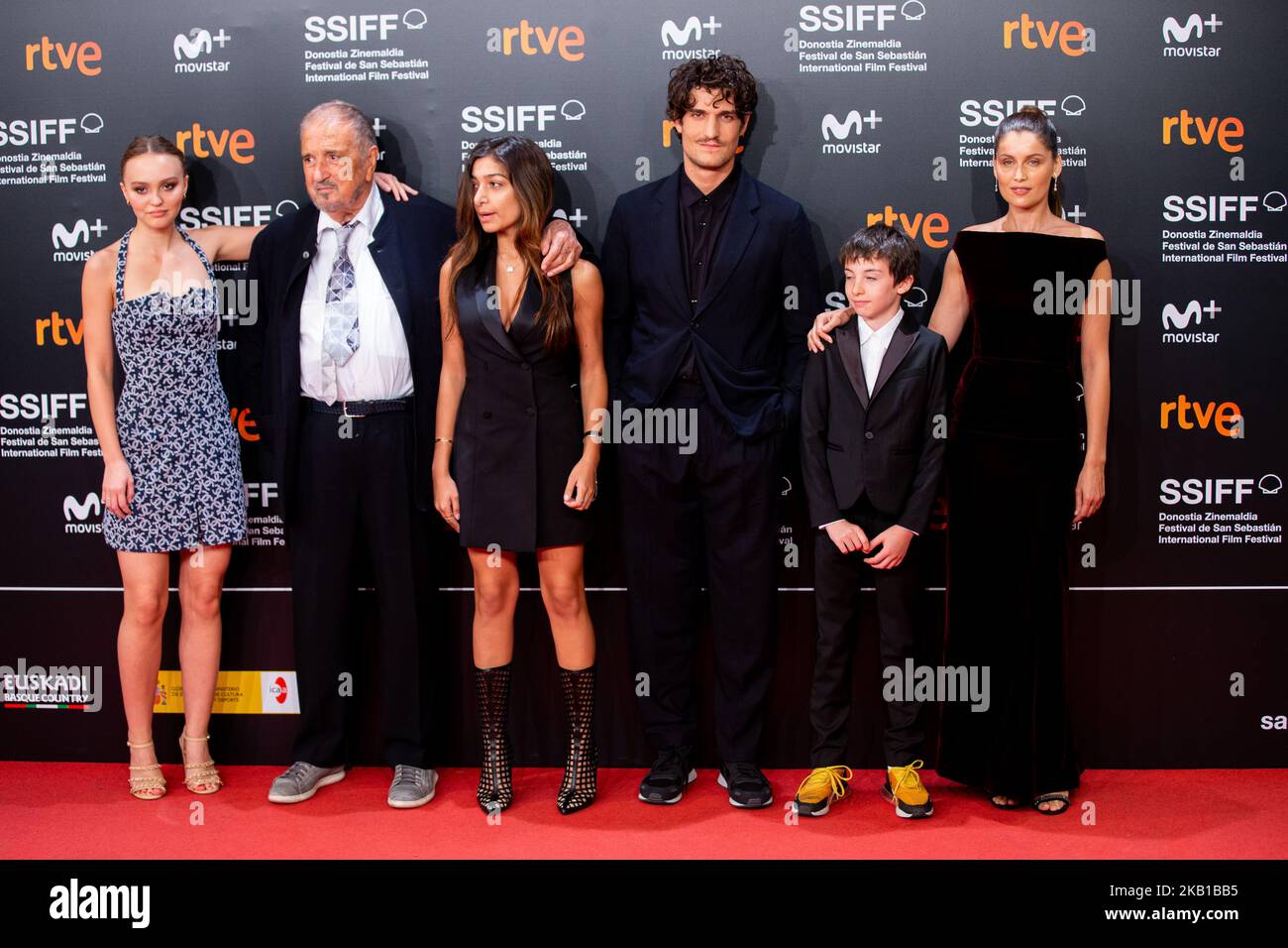 (L-R) Lily-Rose Depp, Jean-Claude Carriere, Kiara Carriere, Louis Garrel, Joseph Engel e Laetia Casta partecipa alla prima 'l'Homme Fidele' (Un uomo fedele) durante il 66th San Sebastian Film Festival a San Sebastian a Kursaal, San Sebastian il 22 settembre 2018 a San Sebastian, Spagna. (Foto di Manuel Romano/NurPhoto) Foto Stock