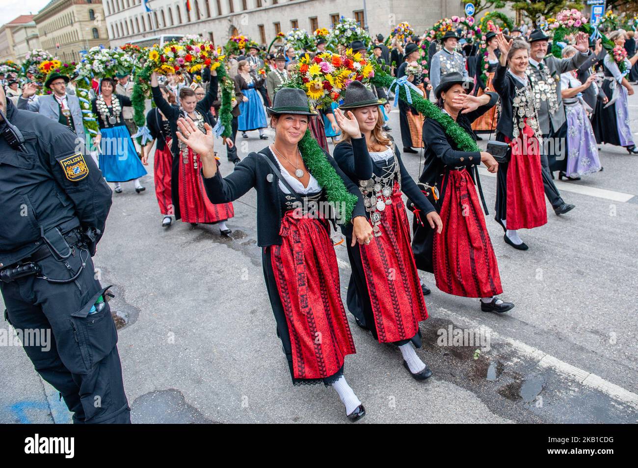 Settembre 23rd, Monaco di Baviera. La prima domenica dell'Oktoberfest è famosa in tutto il mondo. Una variegata successione di gruppi di costumi regionali, 'truppe' in divise storiche, bande marcianti, fucili, cavalli purosangue, buoi, Mucche, capre, i drays decorati delle birrerie di Monaco, carri che espongono le tradizioni locali tipiche e le carrozze storiche passano tutti in una processione lunga 7 chilometri attraverso le strade del centro città. (Foto di Romy Arroyo Fernandez/NurPhoto) Foto Stock