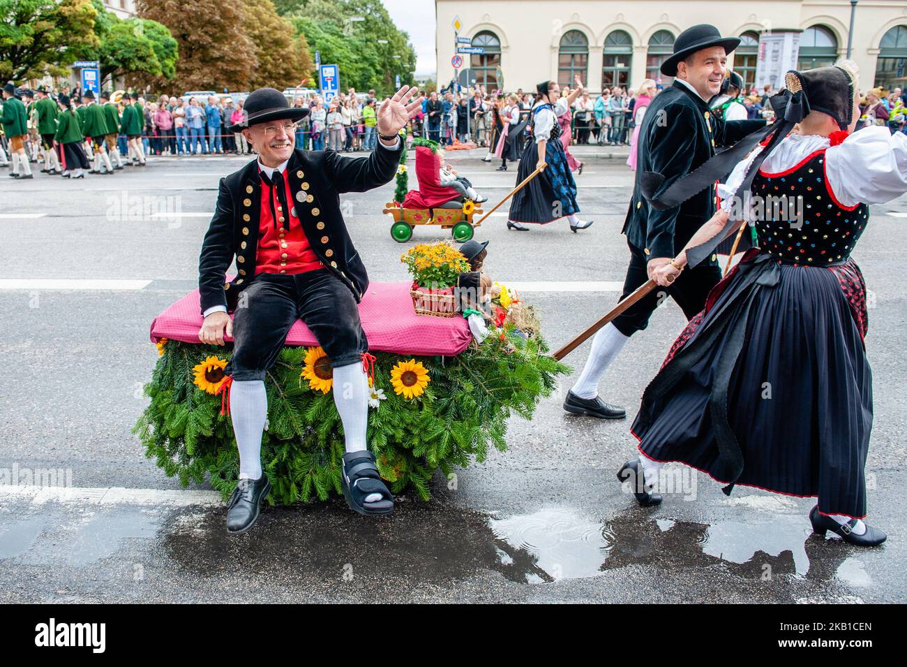 Settembre 23rd, Monaco di Baviera. La prima domenica dell'Oktoberfest è famosa in tutto il mondo. Una variegata successione di gruppi di costumi regionali, 'truppe' in divise storiche, bande marcianti, fucili, cavalli purosangue, buoi, Mucche, capre, i drays decorati delle birrerie di Monaco, carri che espongono le tradizioni locali tipiche e le carrozze storiche passano tutti in una processione lunga 7 chilometri attraverso le strade del centro città. (Foto di Romy Arroyo Fernandez/NurPhoto) Foto Stock