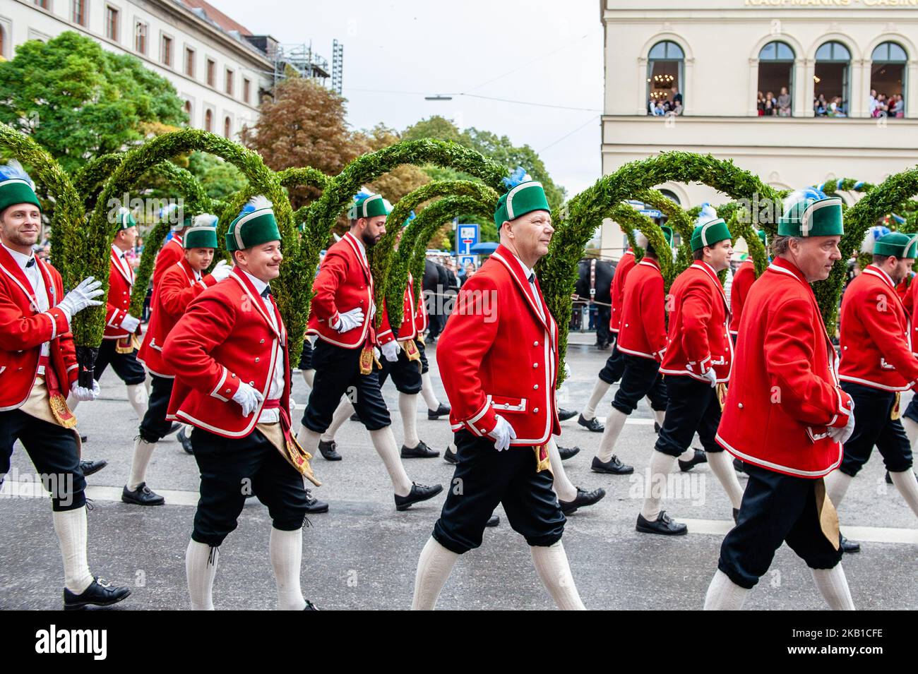 I membri di una tradizionale band bavarese in marcia bevono birra nella tenda Armbrustschuetzenzelt dopo la sfilata dell'Oktoberfest di costumi di associazioni folcloristiche e artigianali il secondo giorno del 2018° festival della birra Oktoberfest il 23 settembre 2018 a Monaco di Baviera, Germania. L'Oktoberfest di quest'anno si svolge fino al 7 ottobre ed è il più grande festival della birra del mondo. L'Oktoberfest attira in genere oltre sei milioni di visitatori. (Foto di Romy Arroyo Fernandez/NurPhoto) Foto Stock