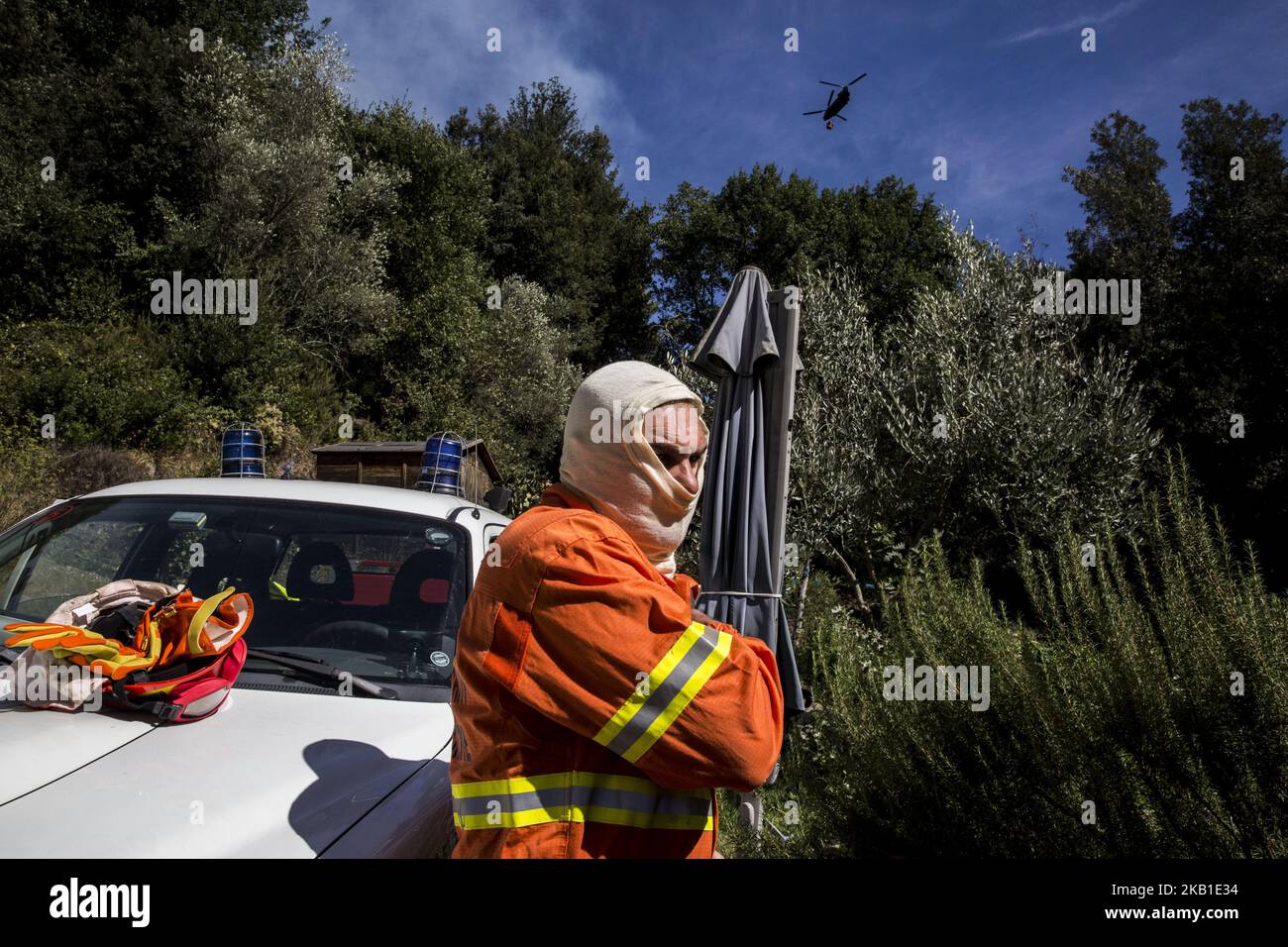 Le vigili del fuoco combattono un incendio boschivo nei pressi di una foresta da Pisa, Italia, il 25 settembre 2018. Un enorme incendio si è svolto nel Monte Serra, il monte sopra la cittadina di Calci, a pochi chilometri da Pisa. L'incendio si è verificato la notte tra il 24 e il 25 settembre. Al mattino, con l'aiuto del forte vento, si sposta da Calci a Uliveto raggiungendo in alcuni punti anche il fiume Arno. (Foto di Enrico Mattia del Punta/NurPhoto) Foto Stock