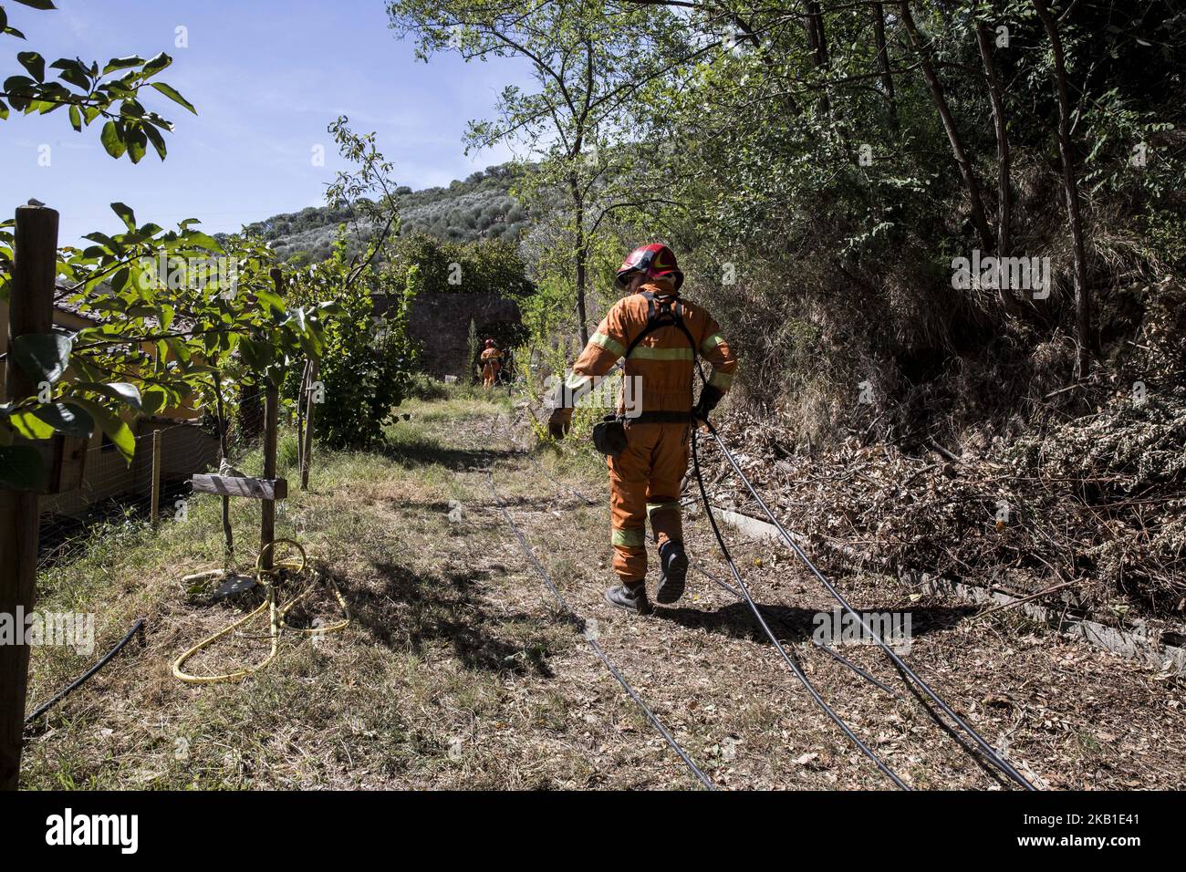 Le vigili del fuoco combattono un incendio boschivo nei pressi di una foresta da Pisa, Italia, il 25 settembre 2018. Un enorme incendio si è svolto nel Monte Serra, il monte sopra la cittadina di Calci, a pochi chilometri da Pisa. L'incendio si è verificato la notte tra il 24 e il 25 settembre. Al mattino, con l'aiuto del forte vento, si sposta da Calci a Uliveto raggiungendo in alcuni punti anche il fiume Arno. (Foto di Enrico Mattia del Punta/NurPhoto) Foto Stock