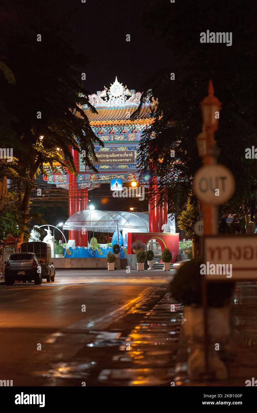 L'Arco della Celebrazione del compleanno del Re (noto anche come il cancello di Chinatown) a Bangkok di notte. Fu eretta nel 1999 in onore del re Adulyadej, questo Foto Stock