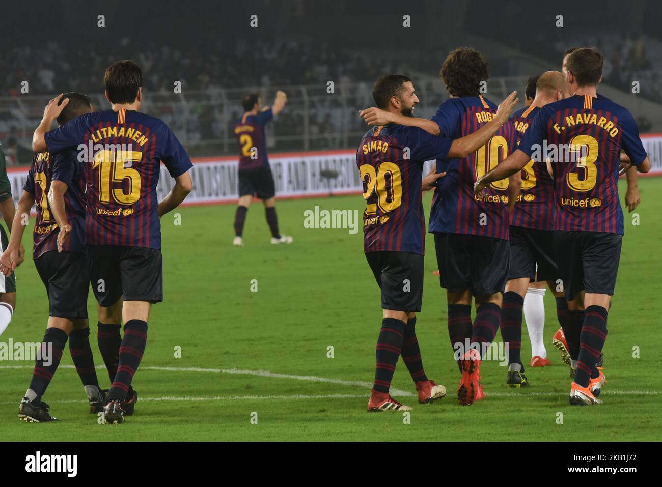 I giocatori del FC Barcelona Javier Saviola (C), Roger, Litmanen, Navarro, Simao festeggia dopo il goal contro Mohun Bagan AC durante una partita espositiva tra le leggende del FC Barcelona e le leggende del Mohun Bagan AC presso lo stadio Yuva Bharati Kirrangan di Kolkata il 28 settembre 2018. FC Barcellona 6 Goal e Mohanbagan - 0. (Foto di Debajyoti Chakraborty/NurPhoto) Foto Stock