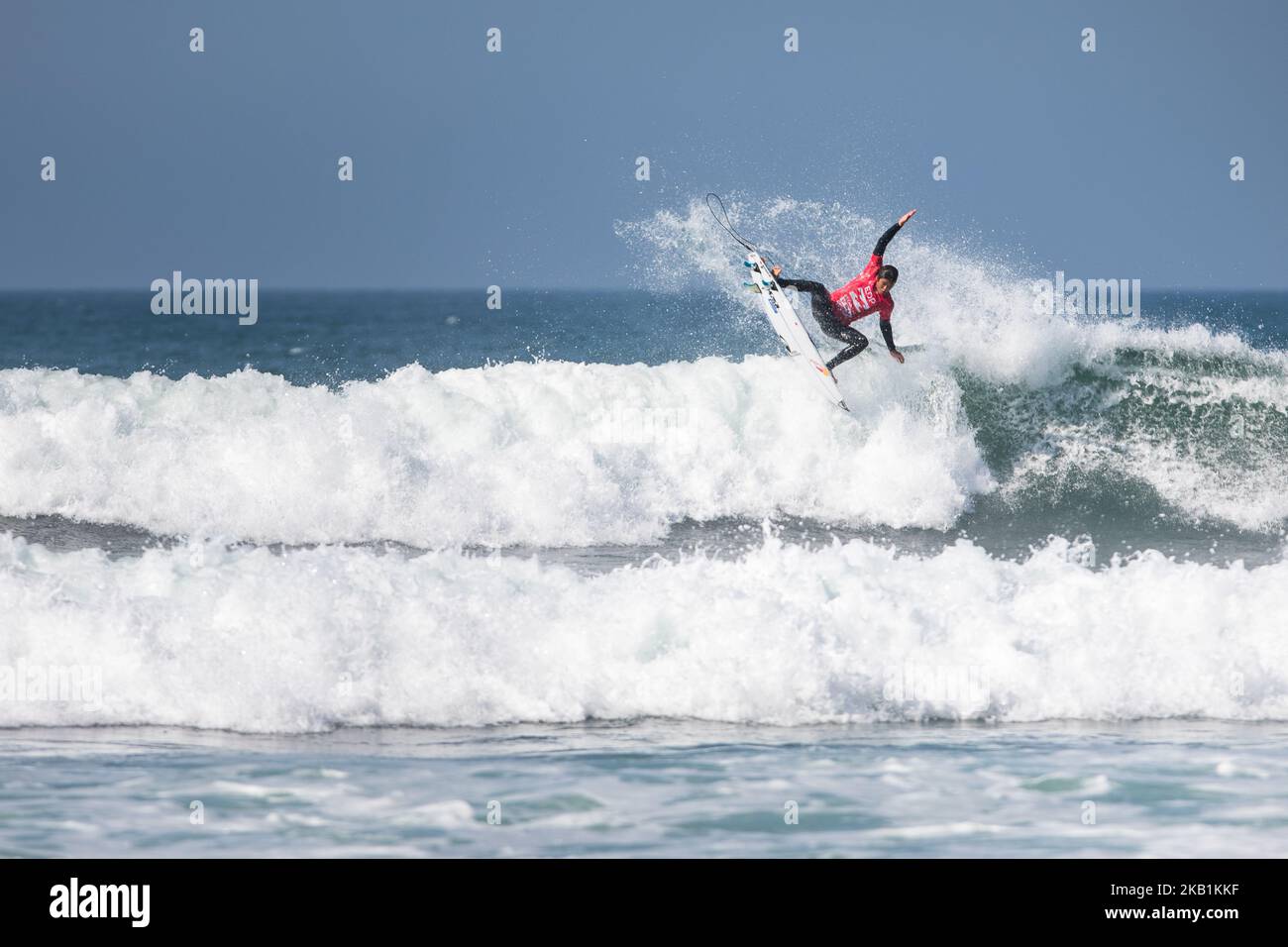 Il surfista giapponese, Kanoa Igarashi, sull'onda. Alcuni dei migliori surfisti del mondo sono arrivati a Ribeira D'Ilhas, Portogallo, il 29 settembre 2018 davanti all'EDP Billabong Pro Ericeira. Uno dei soli cinque eventi QS10.000, l'EDP Billabong Pro Ericeira di quest'anno ospiterà 18 dei migliori surfisti del mondo insieme ad alcuni dei talenti emergenti che il tour QS vede competere per tutto l'anno. (Foto di Henrique Casinhas/NurPhoto) Foto Stock