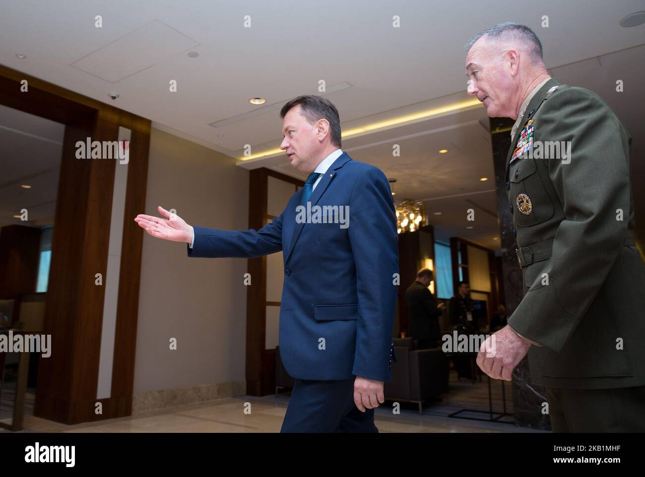 Il Presidente dei Capi di stato maggiore (ufficiale militare di alto livello nell'esercito statunitense) Joseph Dunford (R) e il Ministro della Difesa polacco Mariusz Blaszczak (L) si sono incontrati durante la Conferenza del Comitato militare della NATO a Double Tree dall'hotel Hilton di Varsavia, Polonia il 29 settembre 2018 (Foto di Mateusz Wlodarczyk/NurPhoto) Foto Stock