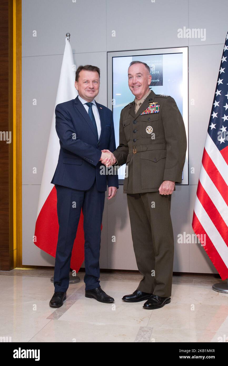 Il Presidente dei Capi di stato maggiore (ufficiale militare di alto livello nell'esercito statunitense) Joseph Dunford (R) e il Ministro della Difesa polacco Mariusz Blaszczak (L) si sono incontrati durante la Conferenza del Comitato militare della NATO a Double Tree dall'hotel Hilton di Varsavia, Polonia il 29 settembre 2018 (Foto di Mateusz Wlodarczyk/NurPhoto) Foto Stock