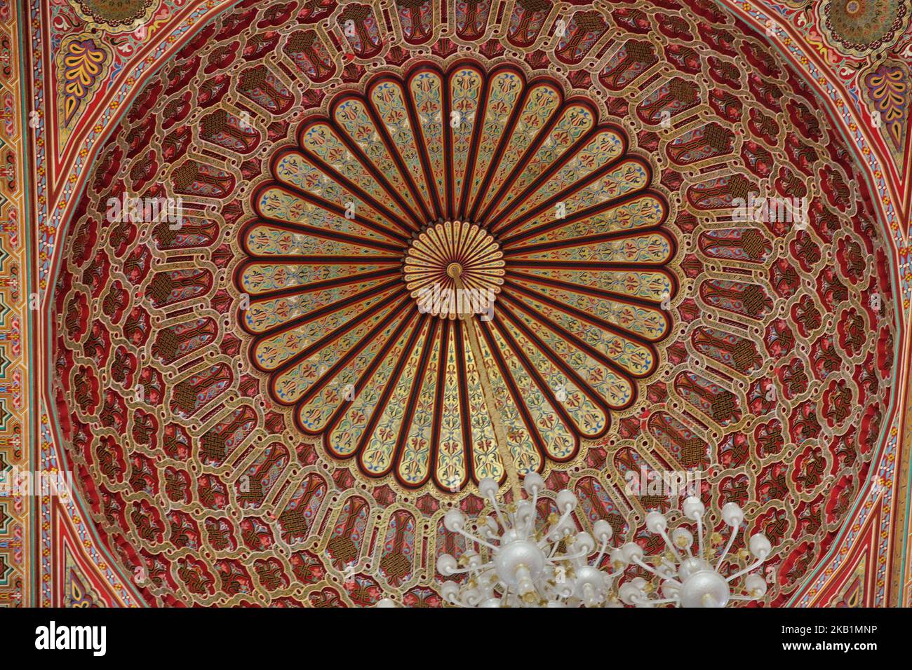 Il motivo a mosaico ornato adorna il soffitto all'interno della Moschea Hassan II nella città di Casablanca, Marocco, Africa. La Moschea di Hassan II è la più grande moschea del Marocco e la 7th più grande al mondo. (Foto di Creative Touch Imaging Ltd./NurPhoto) Foto Stock