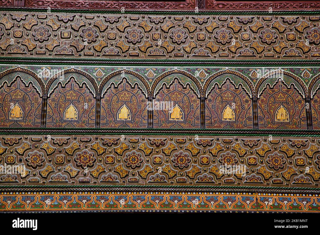 Il motivo a mosaico ornato adorna l'interno della Moschea di Hassan II nella città di Casablanca, Marocco, Africa. La Moschea di Hassan II è la più grande moschea del Marocco e la 7th più grande al mondo. (Foto di Creative Touch Imaging Ltd./NurPhoto) Foto Stock