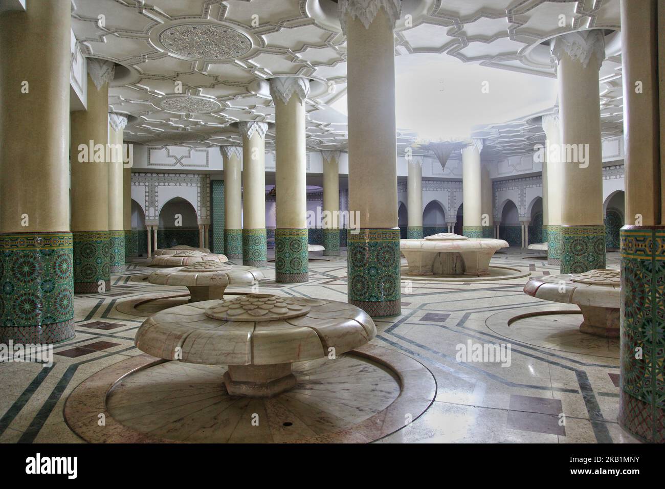 Sala per abluzioni all'interno della Moschea di Hassan II nella città di Casablanca, Marocco, Africa. La Moschea di Hassan II è la più grande moschea del Marocco e la 7th più grande al mondo. (Foto di Creative Touch Imaging Ltd./NurPhoto) Foto Stock