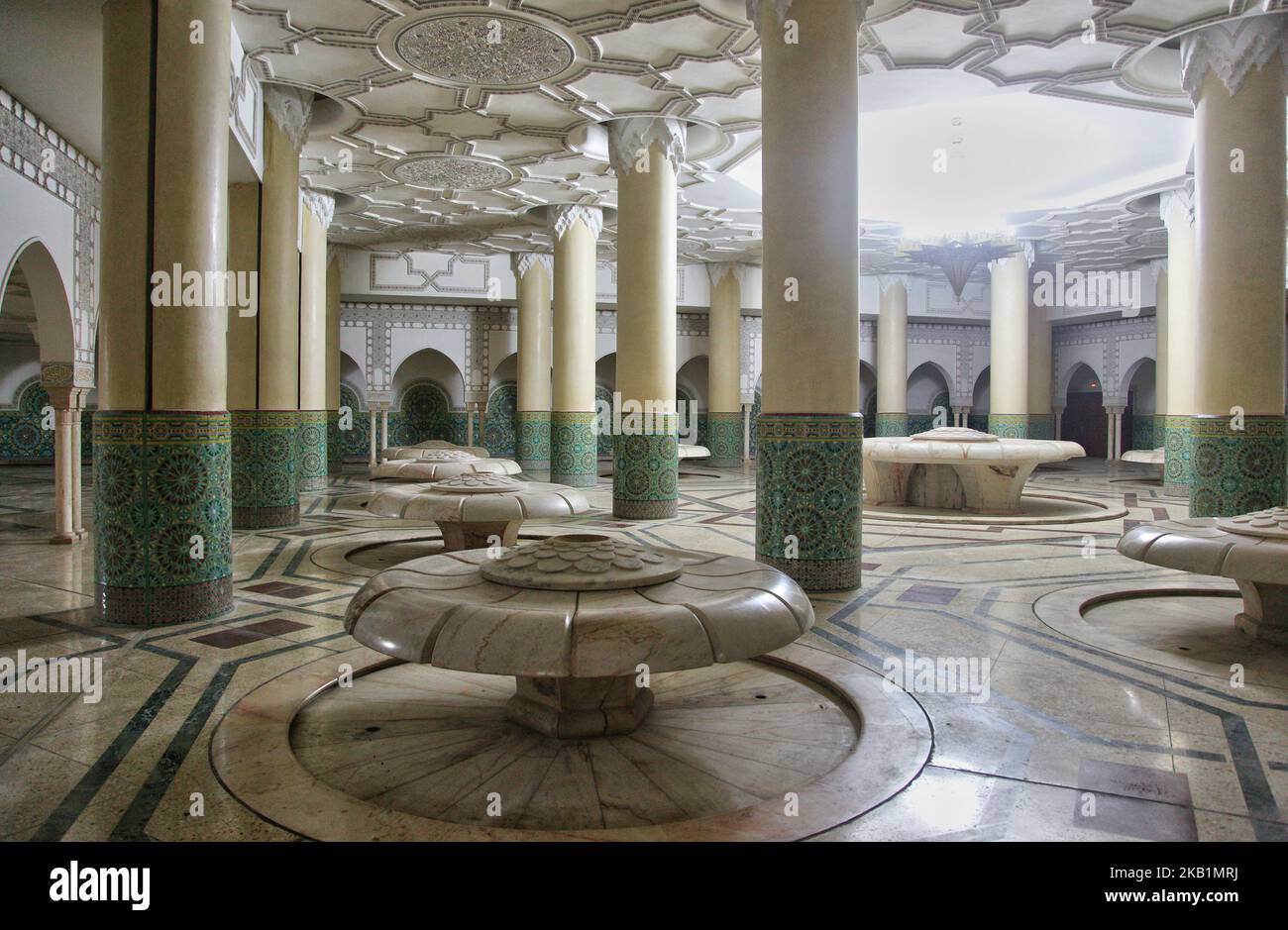 Sala per abluzioni all'interno della Moschea di Hassan II nella città di Casablanca, Marocco, Africa. La Moschea di Hassan II è la più grande moschea del Marocco e la 7th più grande al mondo. (Foto di Creative Touch Imaging Ltd./NurPhoto) Foto Stock