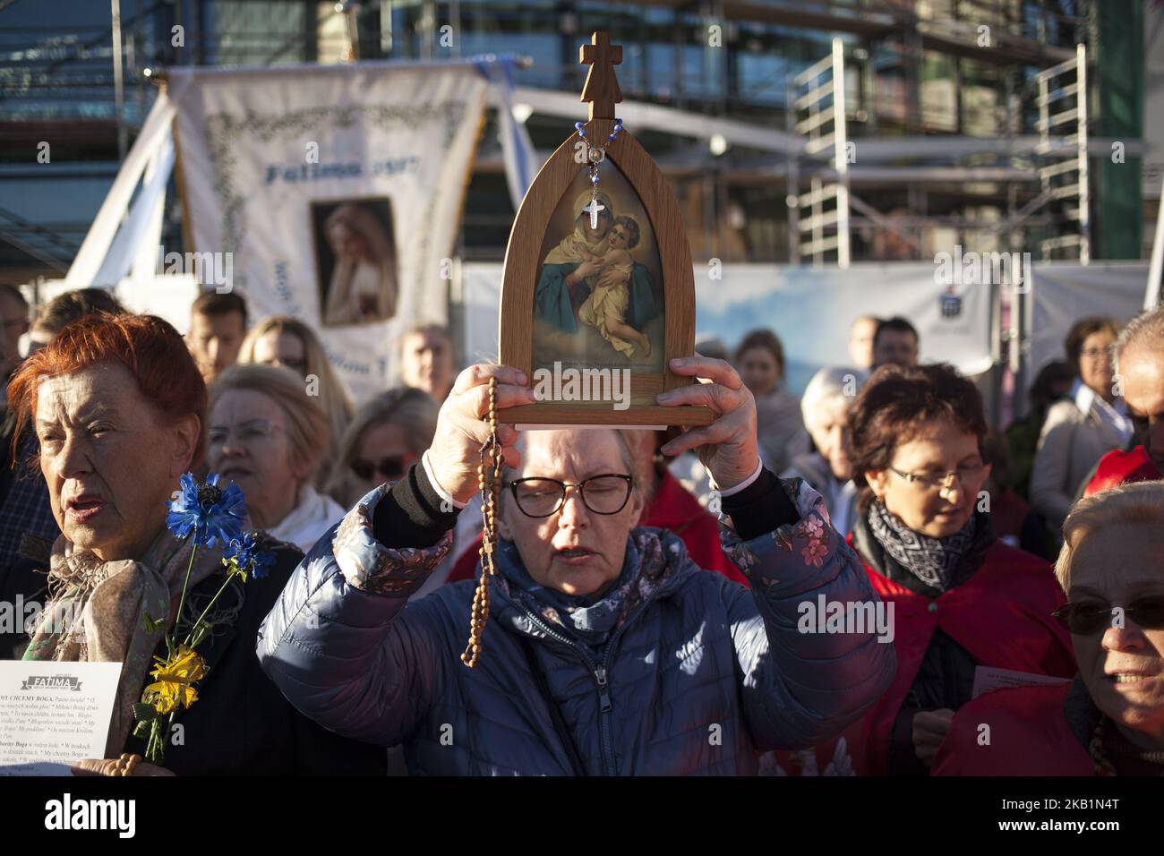 Un contro-protester tiene una foto sacra durante la marcia Pro Choice a Varsavia il 30 settembre 2018. (Foto di Maciej Luczniewski/NurPhoto) Foto Stock