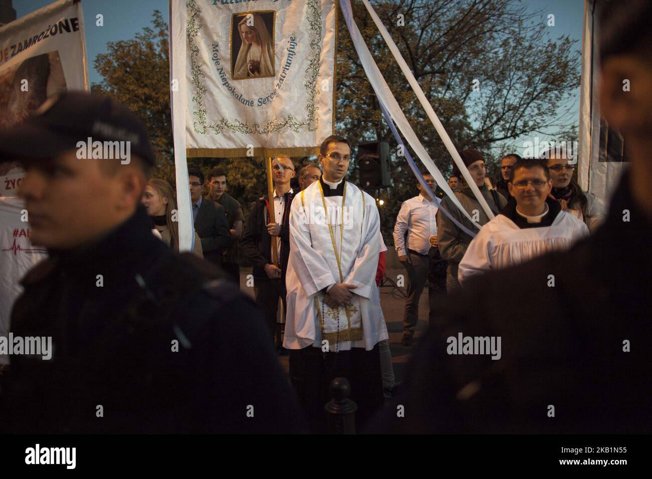 Un sacerdote circondato dalla polizia durante Pro Choice marzo a Varsavia il 30 settembre 2018. (Foto di Maciej Luczniewski/NurPhoto) Foto Stock