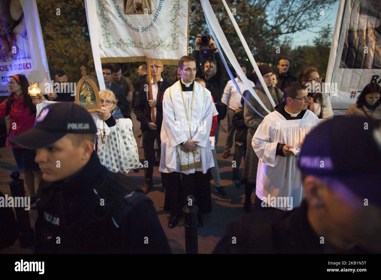 Un sacerdote circondato dalla polizia durante Pro Choice marzo a Varsavia il 30 settembre 2018. (Foto di Maciej Luczniewski/NurPhoto) Foto Stock