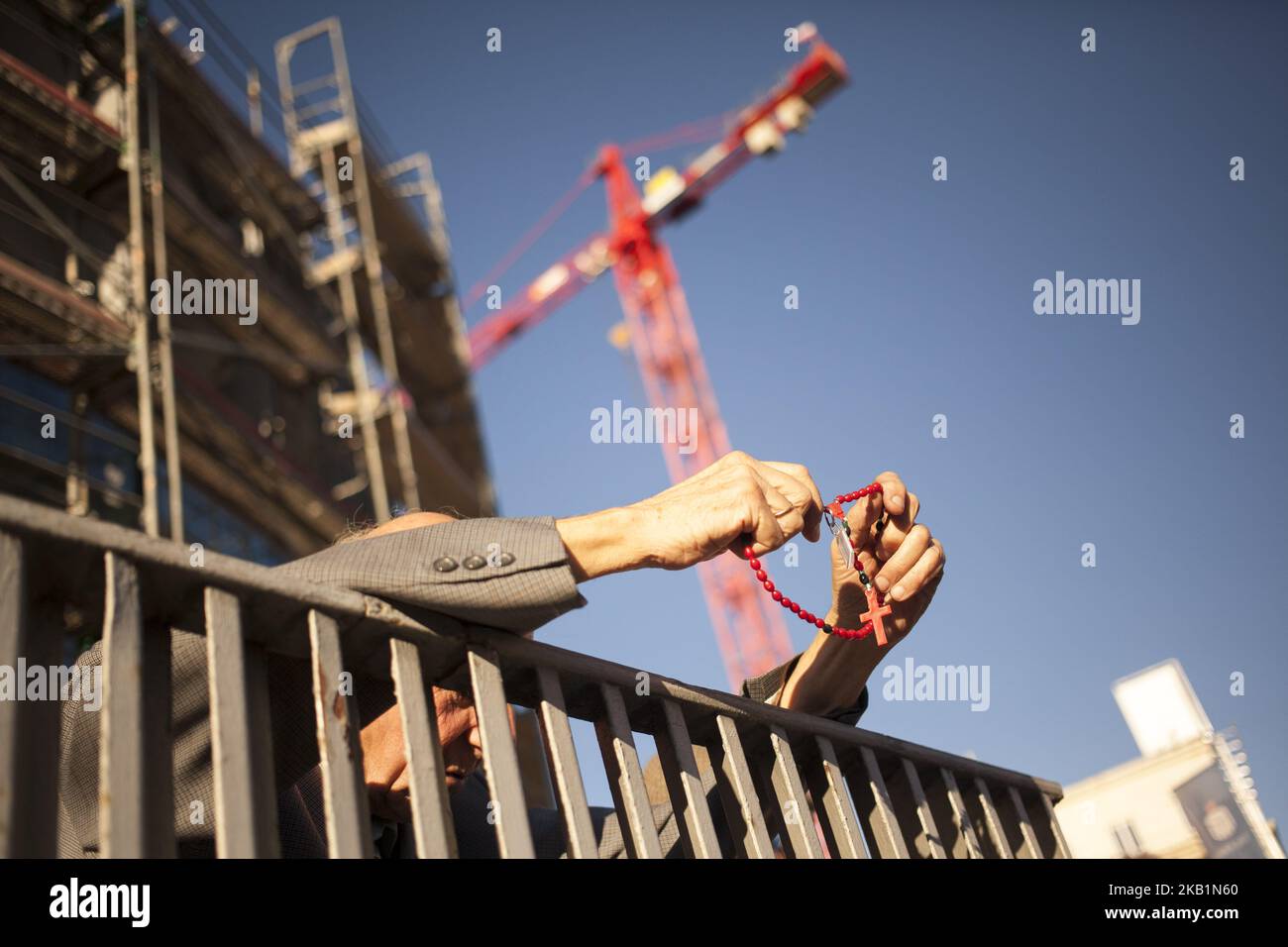 Un contro protester prega un rosario durante la marcia Pro Choice a Varsavia il 30 settembre 2018. (Foto di Maciej Luczniewski/NurPhoto) Foto Stock