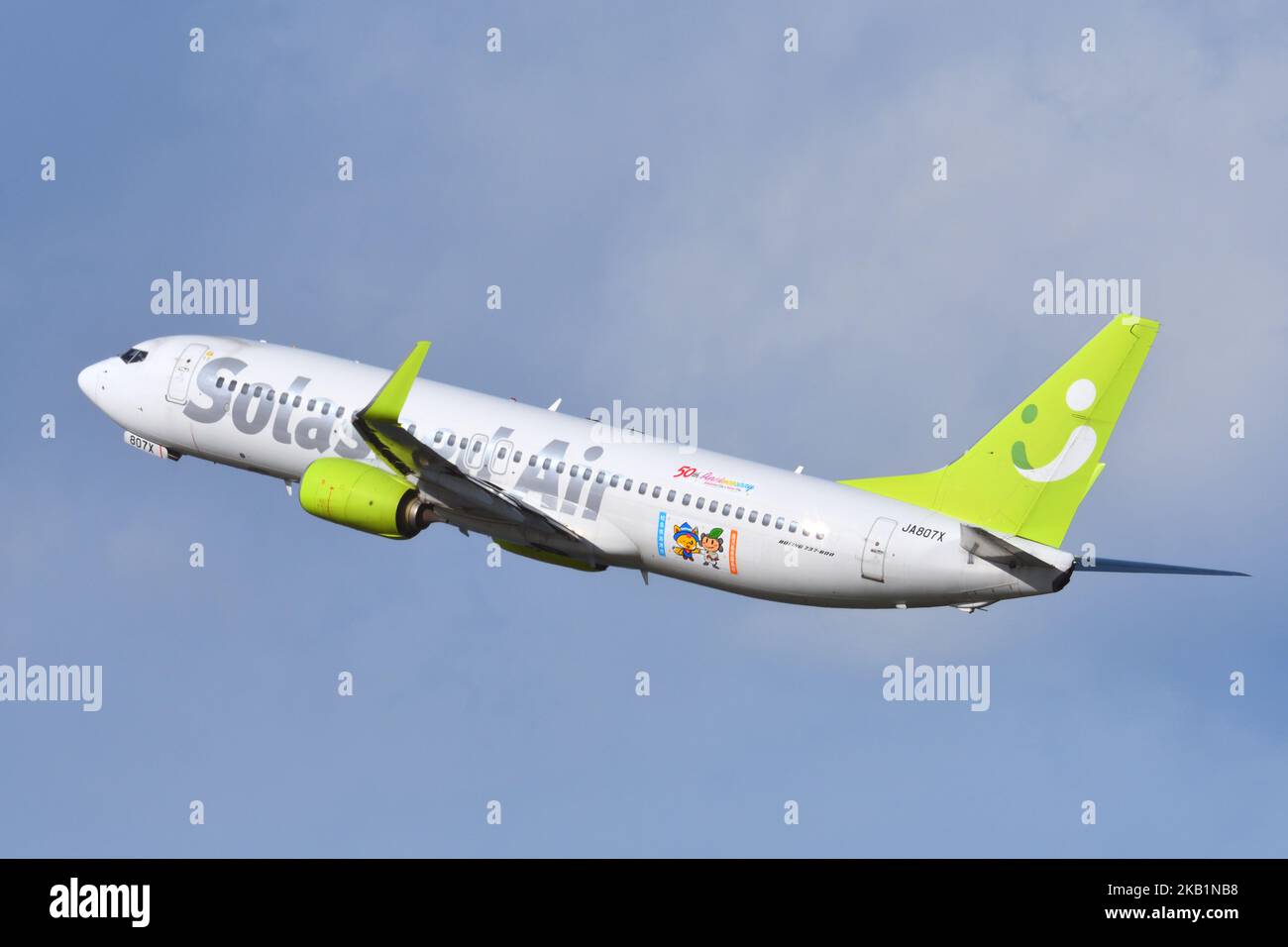 Tokyo, Giappone - 18 aprile 2021: Decollo dell'aereo passeggeri Solaseed Air Boeing B737-800 (JA807X) all'aeroporto internazionale di Tokyo. Foto Stock