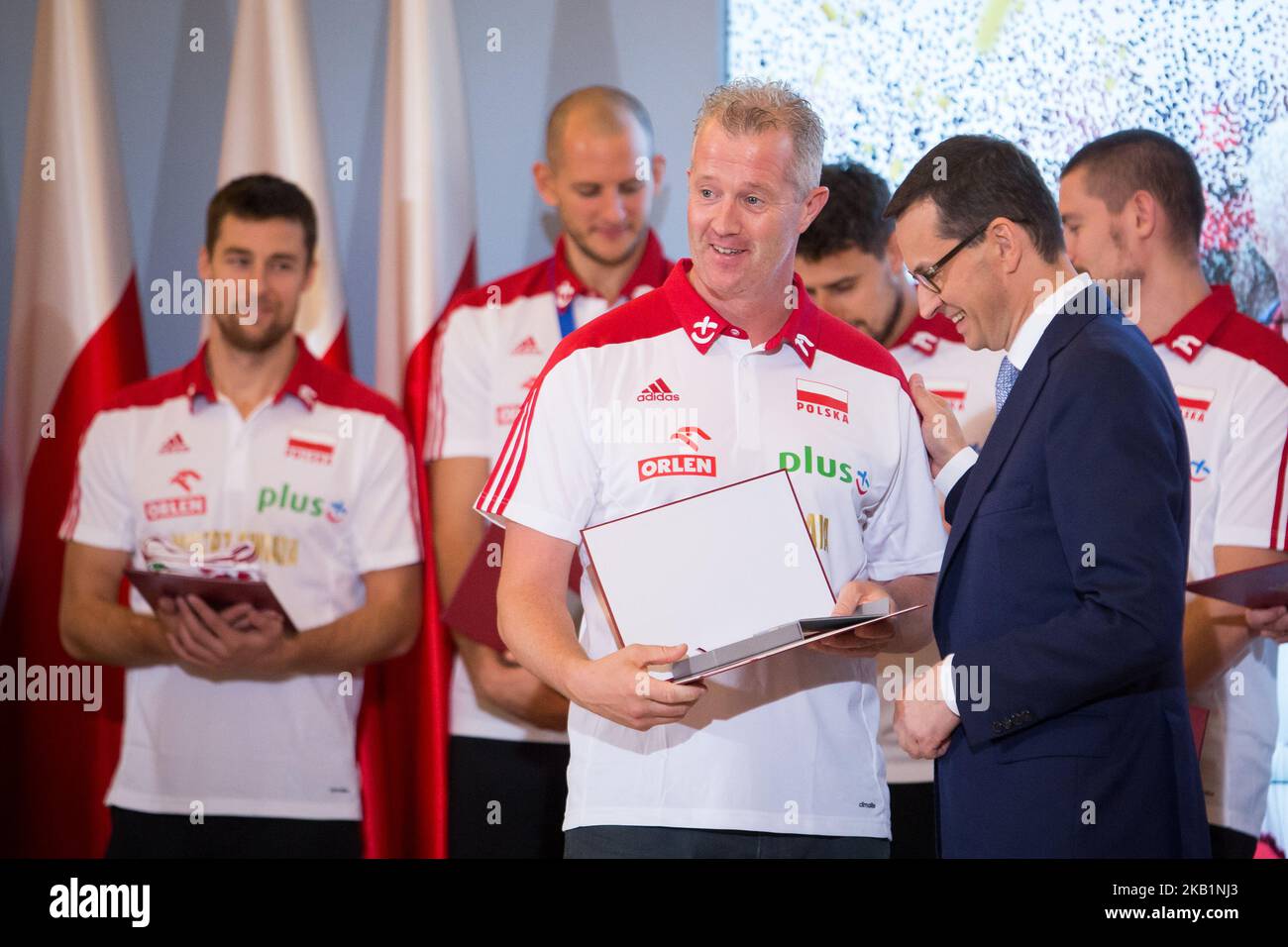 Il 1 ottobre 2018, il primo ministro polacco Mateusz Morawiecki ha guidato il pullman Vital Heynen e il primo ministro polacco Mateusz Morawiecki durante l'incontro con la squadra nazionale polacca di pallavolo maschile alla Cancelleria del primo ministro a Varsavia, Polonia. La Polonia ha vinto la medaglia d'oro dopo aver sconfitto il Brasile nella finale FIVB del Campionato del mondo maschile a Torino il 30 settembre. (Foto di Mateusz Wlodarczyk/NurPhoto) Foto Stock