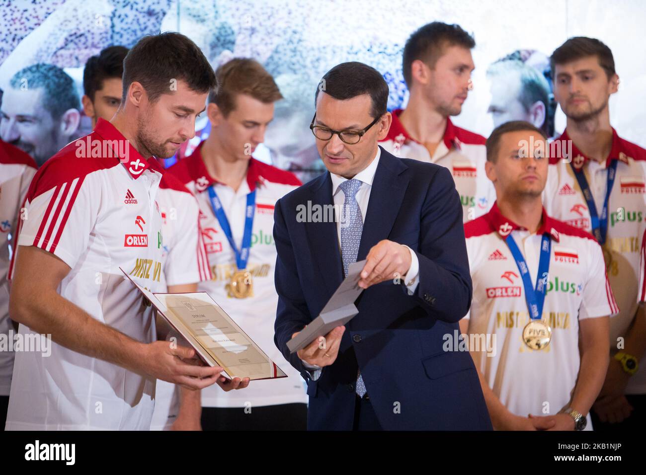 Michal Kubiak e il primo ministro polacco Mateusz Morawiecki durante l'incontro con la squadra nazionale polacca di pallavolo maschile alla Cancelleria del primo ministro a Varsavia, Polonia, il 1 ottobre 2018. La Polonia ha vinto la medaglia d'oro dopo aver sconfitto il Brasile nella finale FIVB del Campionato del mondo maschile a Torino il 30 settembre. (Foto di Mateusz Wlodarczyk/NurPhoto) Foto Stock