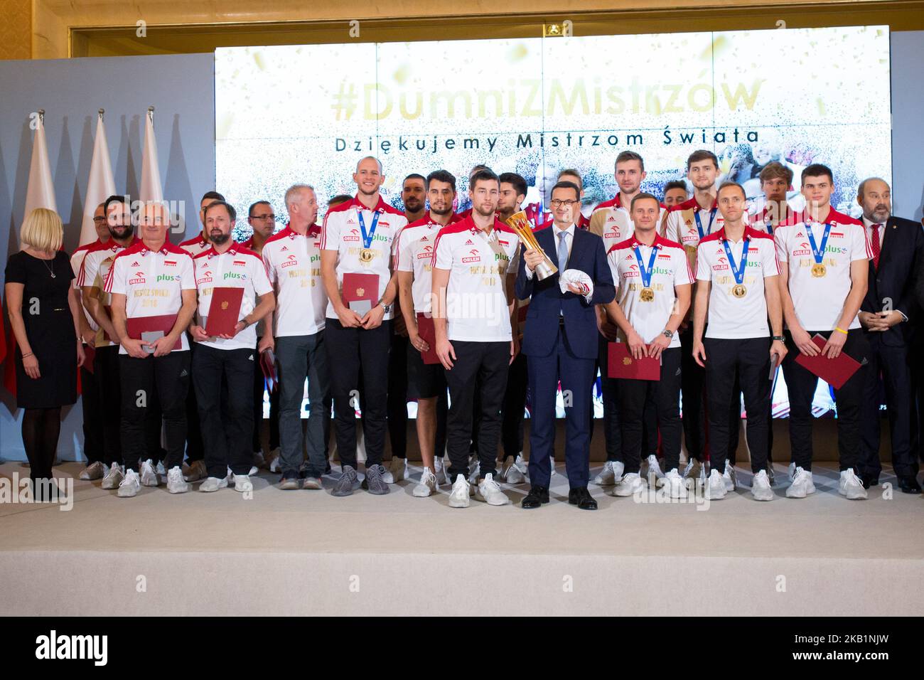 Primo Ministro della Polonia Mateusz Morawiecki durante l'incontro con la squadra nazionale polacca di pallavolo maschile alla Cancelleria del primo Ministro a Varsavia, Polonia, il 1 ottobre 2018. La Polonia ha vinto la medaglia d'oro dopo aver sconfitto il Brasile nella finale FIVB del Campionato del mondo maschile a Torino il 30 settembre. (Foto di Mateusz Wlodarczyk/NurPhoto) Foto Stock