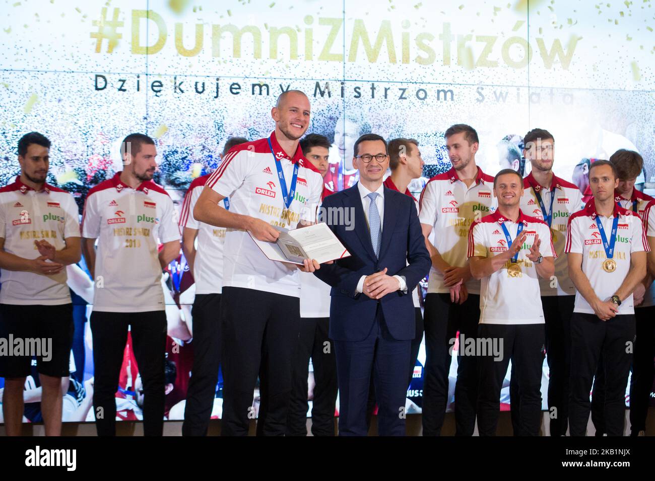 Bartosz Kurek e il primo ministro polacco Mateusz Morawiecki durante l'incontro con la squadra nazionale polacca di pallavolo maschile alla Cancelleria del primo ministro a Varsavia, Polonia, il 1 ottobre 2018. La Polonia ha vinto la medaglia d'oro dopo aver sconfitto il Brasile nella finale FIVB del Campionato del mondo maschile a Torino il 30 settembre. (Foto di Mateusz Wlodarczyk/NurPhoto) Foto Stock