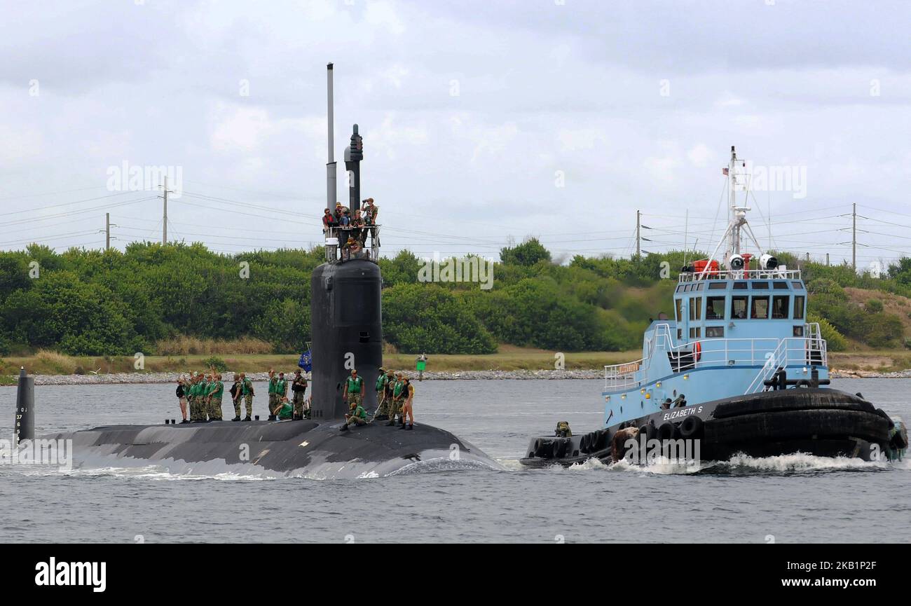 1 ottobre 2018 - Cape Canaveral, Florida, Stati Uniti - Un rimorchiatore accompagna la USS Indiana, un sottomarino ad attacco rapido alimentato da energia nucleare della Marina degli Stati Uniti, classe Virginia, mentre parte da Port Canaveral in Florida il 1 ottobre 2018, durante il suo primo viaggio come sottomarino commissionato. La USS Indiana, lunga quasi 380 metri, è stata commissionata in una cerimonia a Port Canaveral il 29 settembre 2018, ed è il sottomarino ad attacco rapido della Marina di Virginia-Class del 16th. (Foto di Paul Hennessy/NurPhoto) Foto Stock