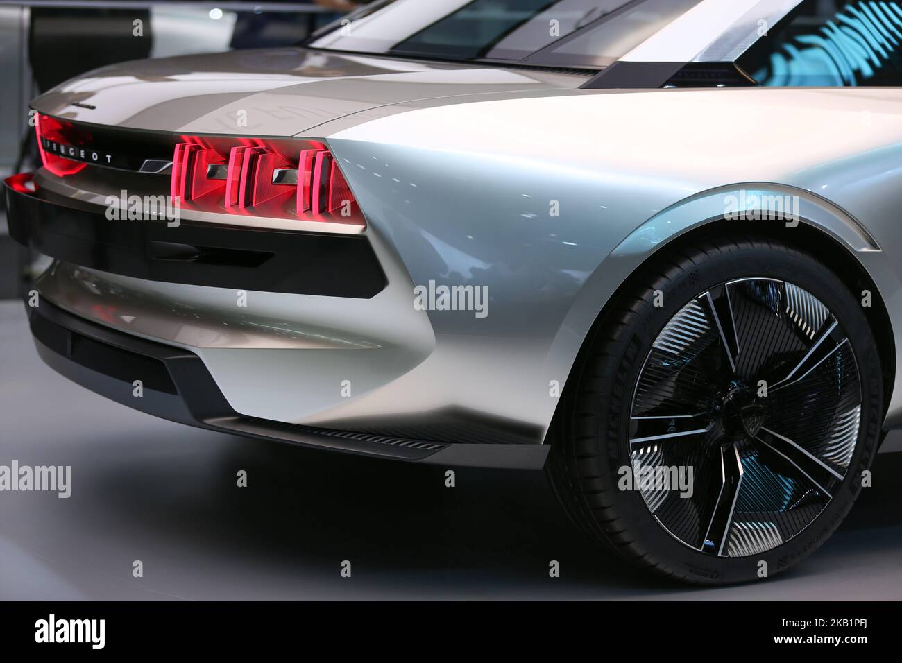 La concept car Peugeot e-Legend è stata vista durante la prima giornata stampa del Salone dell'automobile di Parigi al Paris Expo Porte de Versailles il 02 ottobre 2018 a Parigi, Francia. Dal 4 al 14 ottobre 2018, il 'Mondial de l'automobile' presenta al pubblico le nuove vetture dei maggiori marchi automobilistici del mondo. (Foto di Michel Stoupak/NurPhoto) Foto Stock