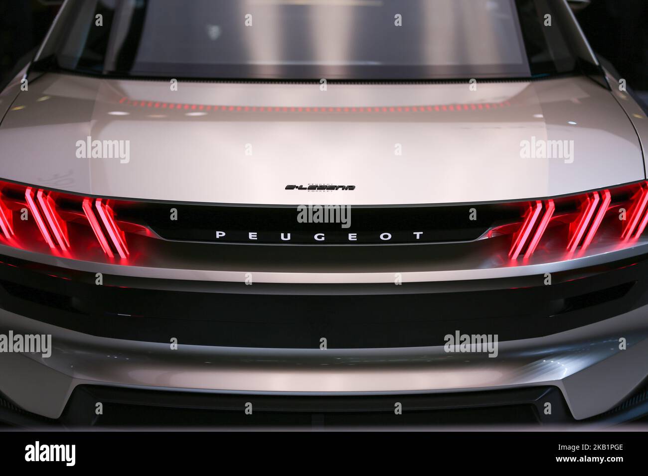 La concept car Peugeot e-Legend è stata vista durante la prima giornata stampa del Salone dell'automobile di Parigi al Paris Expo Porte de Versailles il 02 ottobre 2018 a Parigi, Francia. Dal 4 al 14 ottobre 2018, il 'Mondial de l'automobile' presenta al pubblico le nuove vetture dei maggiori marchi automobilistici del mondo. (Foto di Michel Stoupak/NurPhoto) Foto Stock