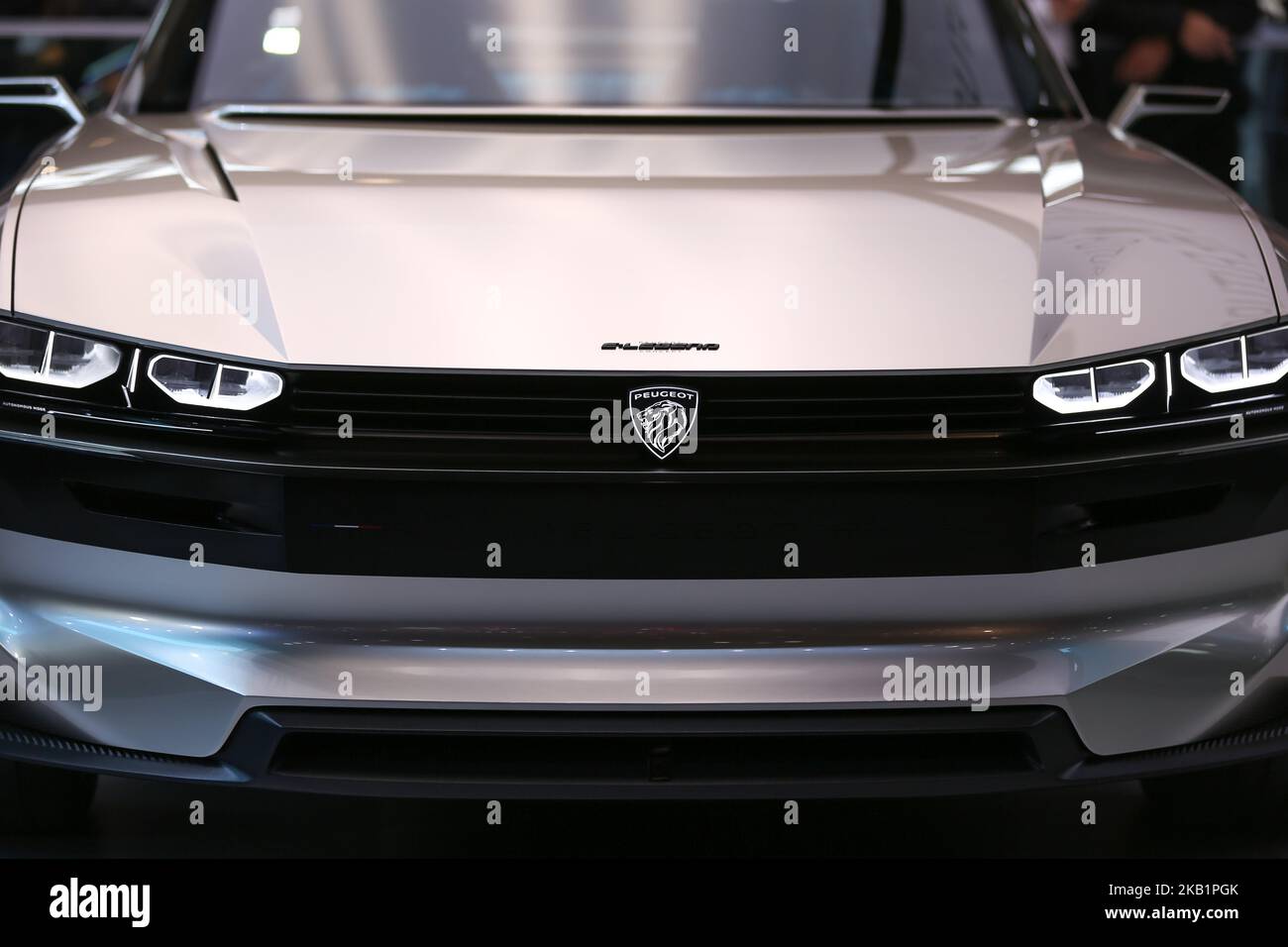 La concept car Peugeot e-Legend è stata vista durante la prima giornata stampa del Salone dell'automobile di Parigi al Paris Expo Porte de Versailles il 02 ottobre 2018 a Parigi, Francia. Dal 4 al 14 ottobre 2018, il 'Mondial de l'automobile' presenta al pubblico le nuove vetture dei maggiori marchi automobilistici del mondo. (Foto di Michel Stoupak/NurPhoto) Foto Stock