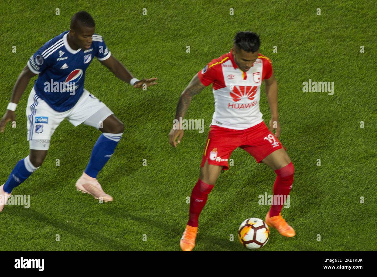 Wilson Morelo di Independiente Santa Fe difende la palla contro un giocatore Millonarios. Il 3 ottobre 2018 all'Estadio Nemesio Camacho di Bogotà, Colombia. L'Independiente Santa Fe ha vinto in penalità e ha fatto avanzare ai quarti di finale nella Copa Sudamericana 2018. (Foto di Daniel Garzon Herazo/NurPhoto) Foto Stock