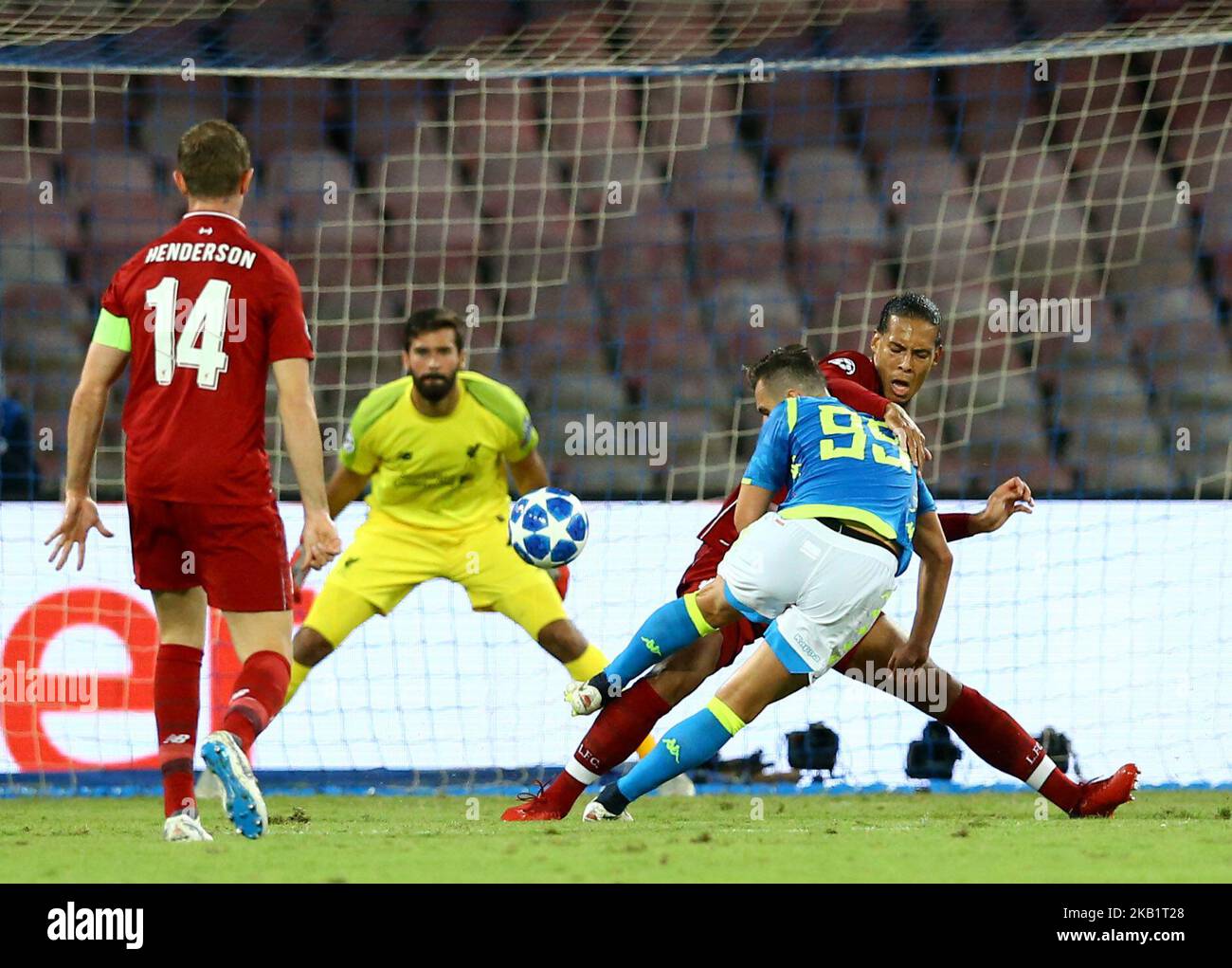 SSC Napoli contro FC Liverpool - UEFA Champions League Group C Arkadiusz Milik di Napoli calcia allo stadio San Paolo di Napoli il 3 ottobre 2018. (Foto di Matteo Ciambelli/NurPhoto) Foto Stock