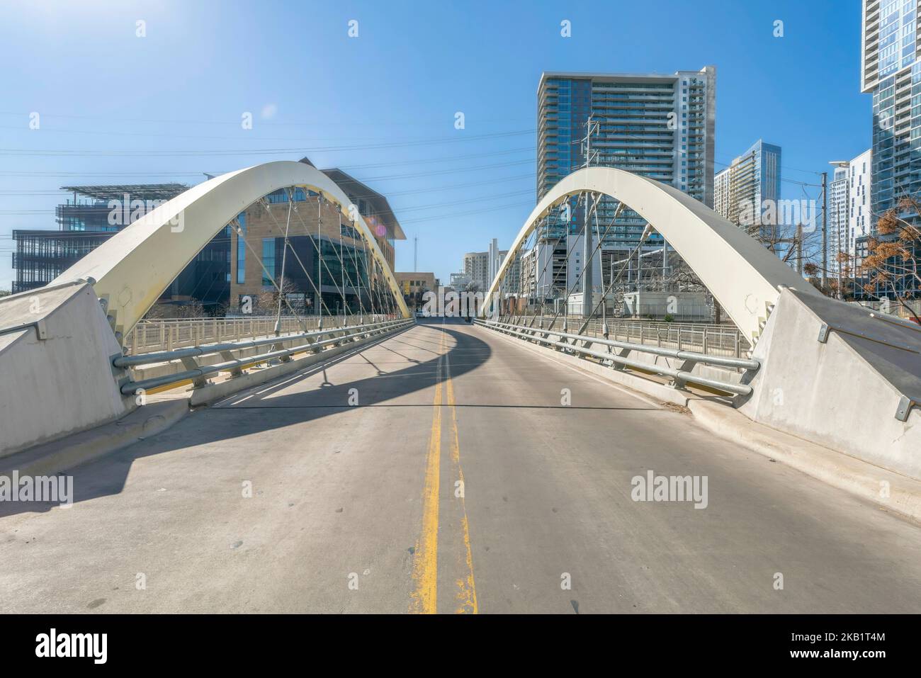Butterfly Bridge con vista degli edifici e del cielo blu nel centro di Austin, Texas Foto Stock