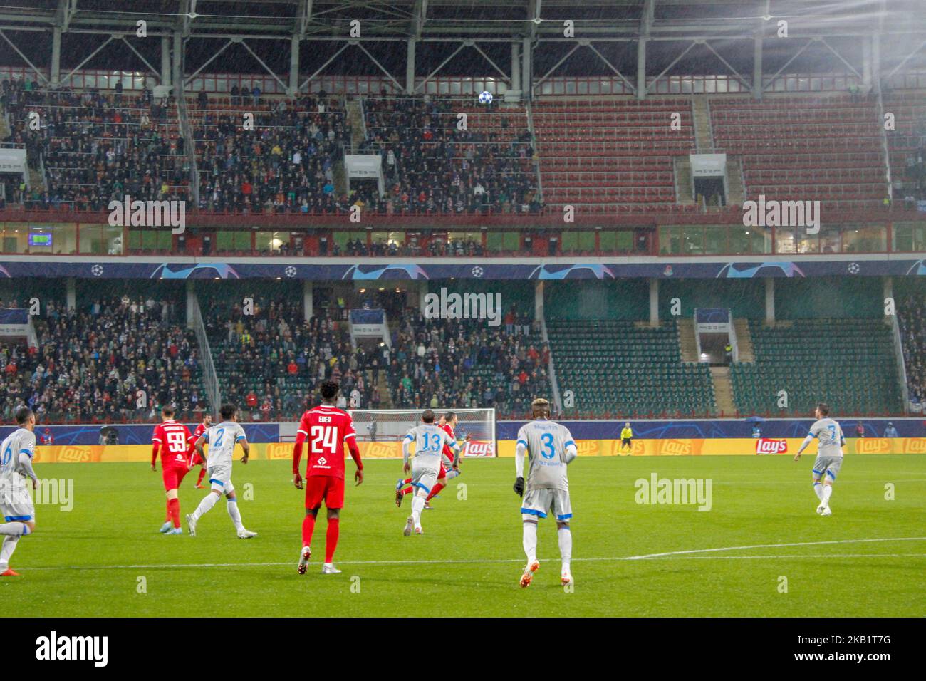 Giocatori di Lokomotiv e Schalke durante la partita di Gruppo D della UEFA Champions League tra FC Lokomotiv Moscow e FC Schalke 04 allo stadio Lokomotiv il 3 ottobre 2018 a Mosca, Russia. (Foto di Alex Cavendish/NurPhoto) Foto Stock