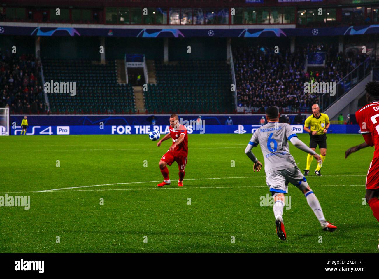 Giocatori di Lokomotiv e Schalke durante la partita di Gruppo D della UEFA Champions League tra FC Lokomotiv Moscow e FC Schalke 04 allo stadio Lokomotiv il 3 ottobre 2018 a Mosca, Russia. (Foto di Alex Cavendish/NurPhoto) Foto Stock