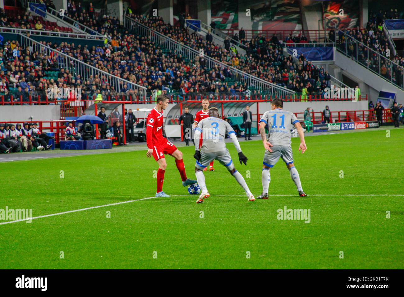 Weston McKennie (#3) e KONOPLYANKA (#11) di Schalke in azione durante la partita del Gruppo D della UEFA Champions League tra FC Lokomotiv Moscow e FC Schalke 04 allo stadio Lokomotiv il 3 ottobre 2018 a Mosca, Russia. (Foto di Alex Cavendish/NurPhoto) Foto Stock