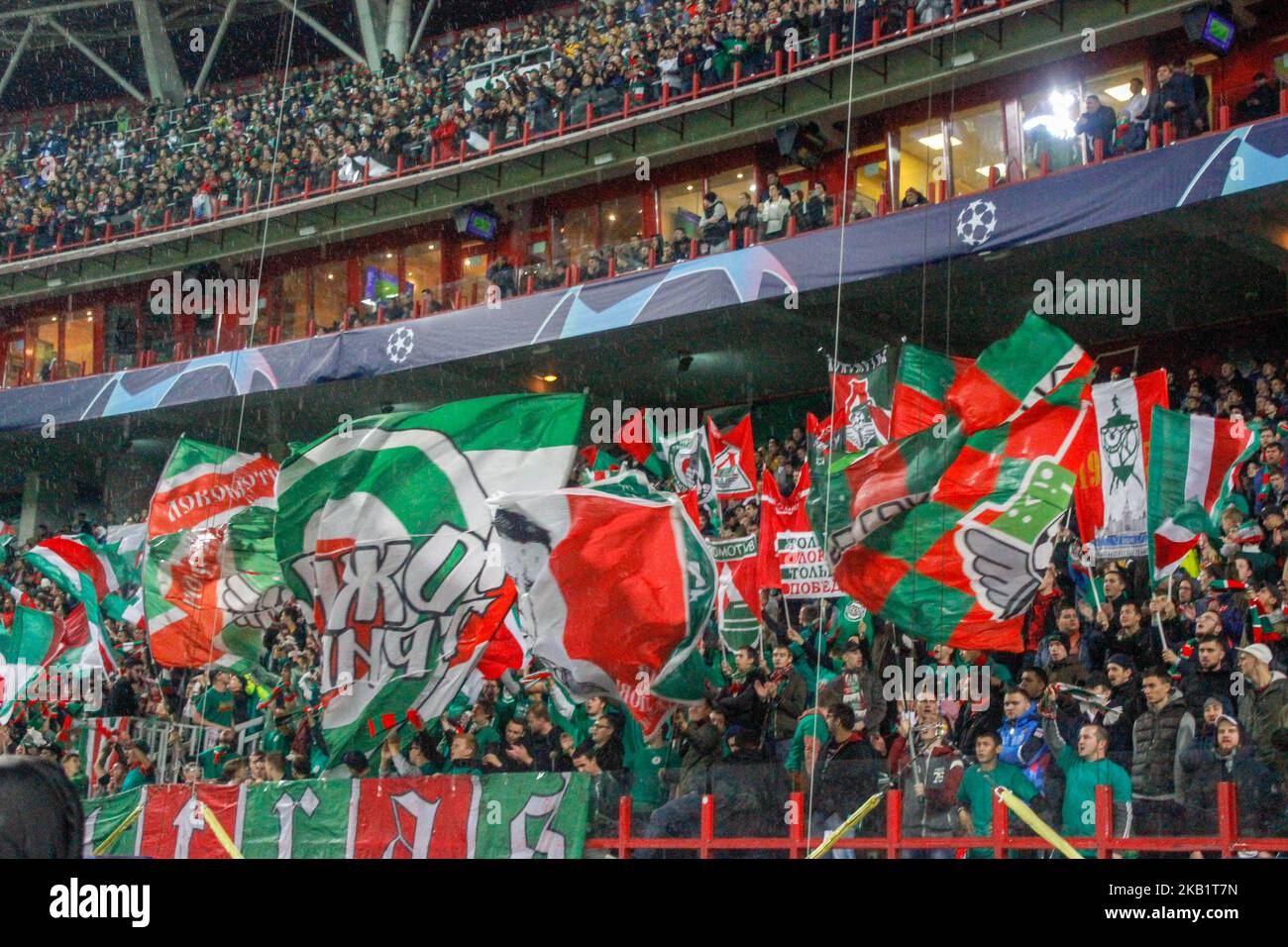 Fan di Lokomotiv Mosca durante la partita di Gruppo D della UEFA Champions League tra FC Lokomotiv Moscow e FC Schalke 04 allo stadio Lokomotiv il 3 ottobre 2018 a Mosca, Russia. (Foto di Alex Cavendish/NurPhoto) Foto Stock