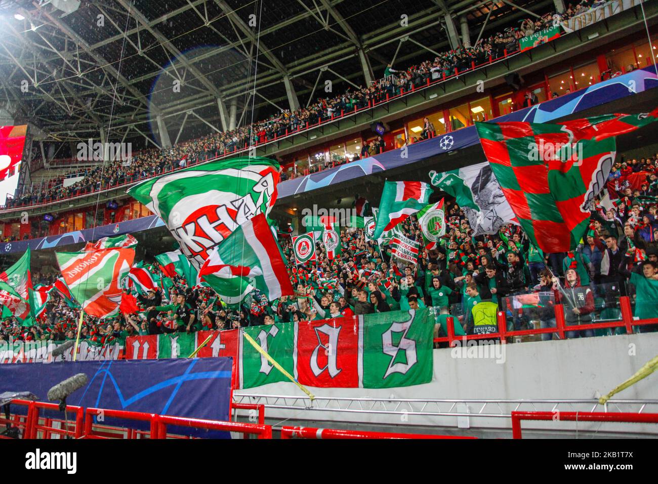 Fan di Lokomotiv Mosca durante la partita di Gruppo D della UEFA Champions League tra FC Lokomotiv Moscow e FC Schalke 04 allo stadio Lokomotiv il 3 ottobre 2018 a Mosca, Russia. (Foto di Alex Cavendish/NurPhoto) Foto Stock
