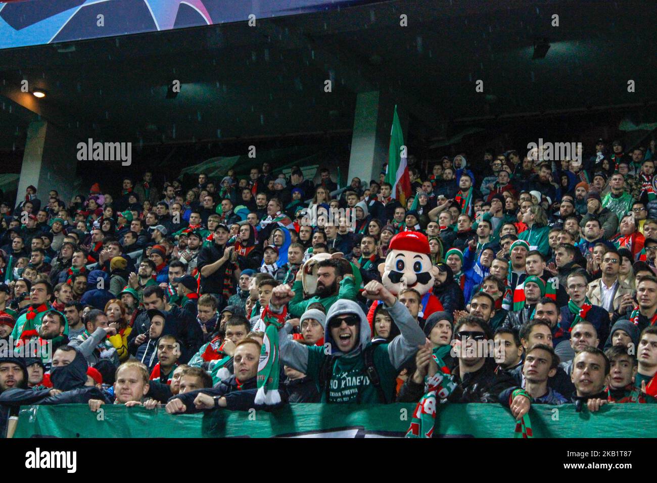 Fan di Lokomotiv Mosca durante la partita di Gruppo D della UEFA Champions League tra FC Lokomotiv Moscow e FC Schalke 04 allo stadio Lokomotiv il 3 ottobre 2018 a Mosca, Russia. (Foto di Alex Cavendish/NurPhoto) Foto Stock