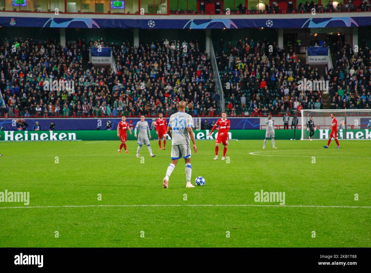 Il difensore brasiliano di Schalke Naldo controlla la palla durante la partita di Gruppo D della UEFA Champions League tra il FC Lokomotiv Moscow e il FC Schalke 04 allo stadio Lokomotiv il 3 ottobre 2018 a Mosca, Russia. (Foto di Alex Cavendish/NurPhoto) Foto Stock