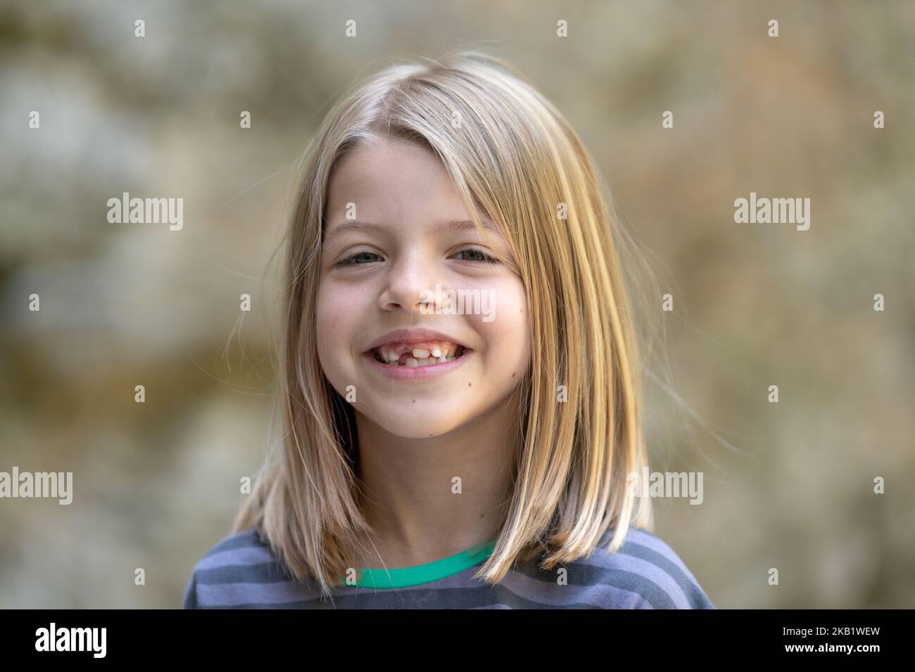 Ragazza con gap di denti, Mädchen mit Zahnlücke Foto Stock