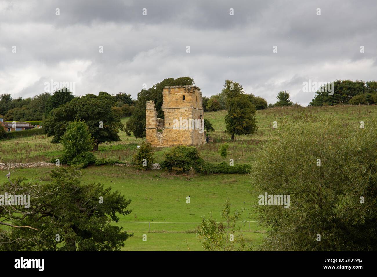 Scarborough, Regno Unito: West Ayton Castle, una torre di Pele del 14th ° secolo in rovina nel North Yorkshire. Foto Stock