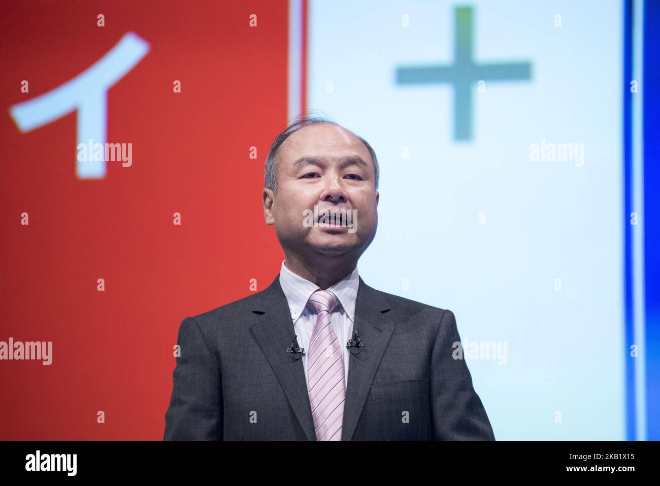 Masayoshi Son, Chief Executive Officer della Corp., parla durante un annuncio congiunto con Toyota Motor Corp. Per creare una nuova impresa per lo sviluppo di servizi di mobilità a Tokyo, Giappone, il 4 ottobre 2018. SoftBank Corp. E Toyota Motor Corp. Hanno annunciato il 4 ottobre 2018 che faranno una joint venture MONET Technologies Corporation per sviluppare servizi di mobilità. (Foto di Alessandro di Ciommo/NurPhoto) Foto Stock