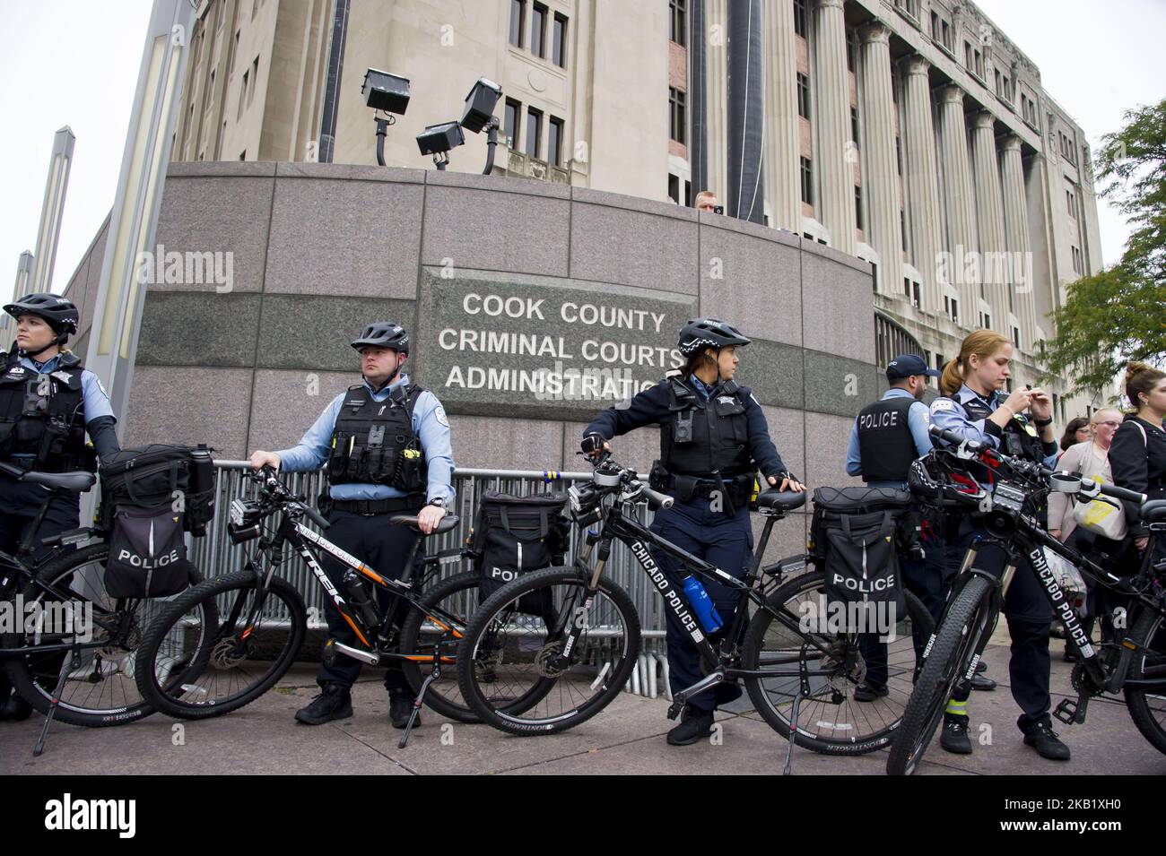 Scene del processo per omicidio dell'ufficiale di polizia di Chicago Jason Van Dyke al di fuori del Leighton Criminal Courts Building il 5 ottobre 2018 a Chicago, Illinois. Van Dyke è stato trovato colpevole di omicidio di secondo grado e 16 conti di batteria aggravata nella morte per sparo di 17 anni Laquan McDonald dal 20 ottobre 2014. La condanna avrà luogo il 31 ottobre 2018. (Foto di Patrick Gorski/NurPhoto) Foto Stock