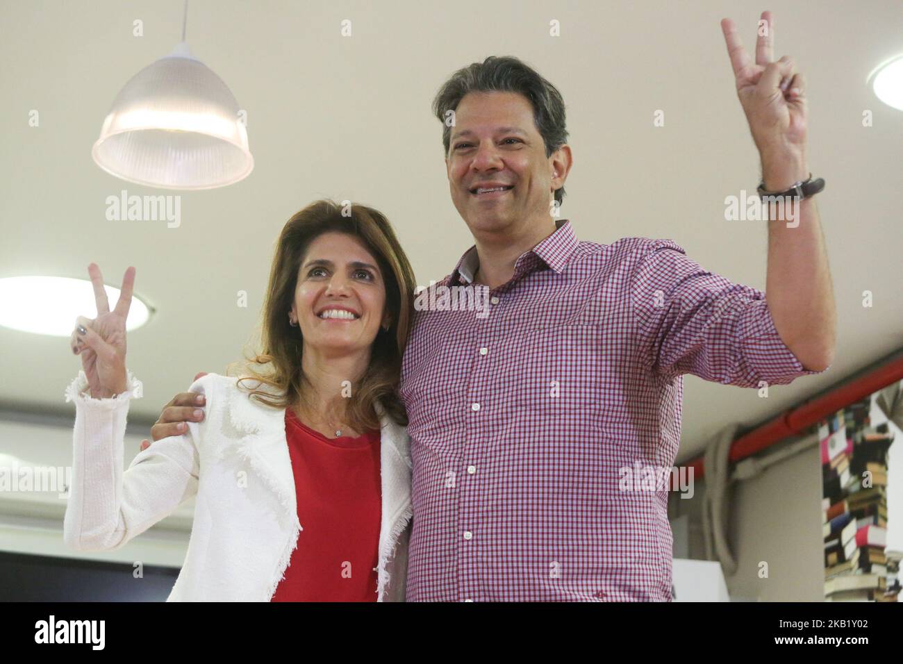 Il candidato alla Presidenza del Brasile, Fernando Haddad, fa il suo voto alla Colegio Brazilian Internacional School, a Sao Paulo, Brasile, il 7 ottobre 2018. (Foto di Fabio Vieira/FotoRua/NurPhoto) Foto Stock