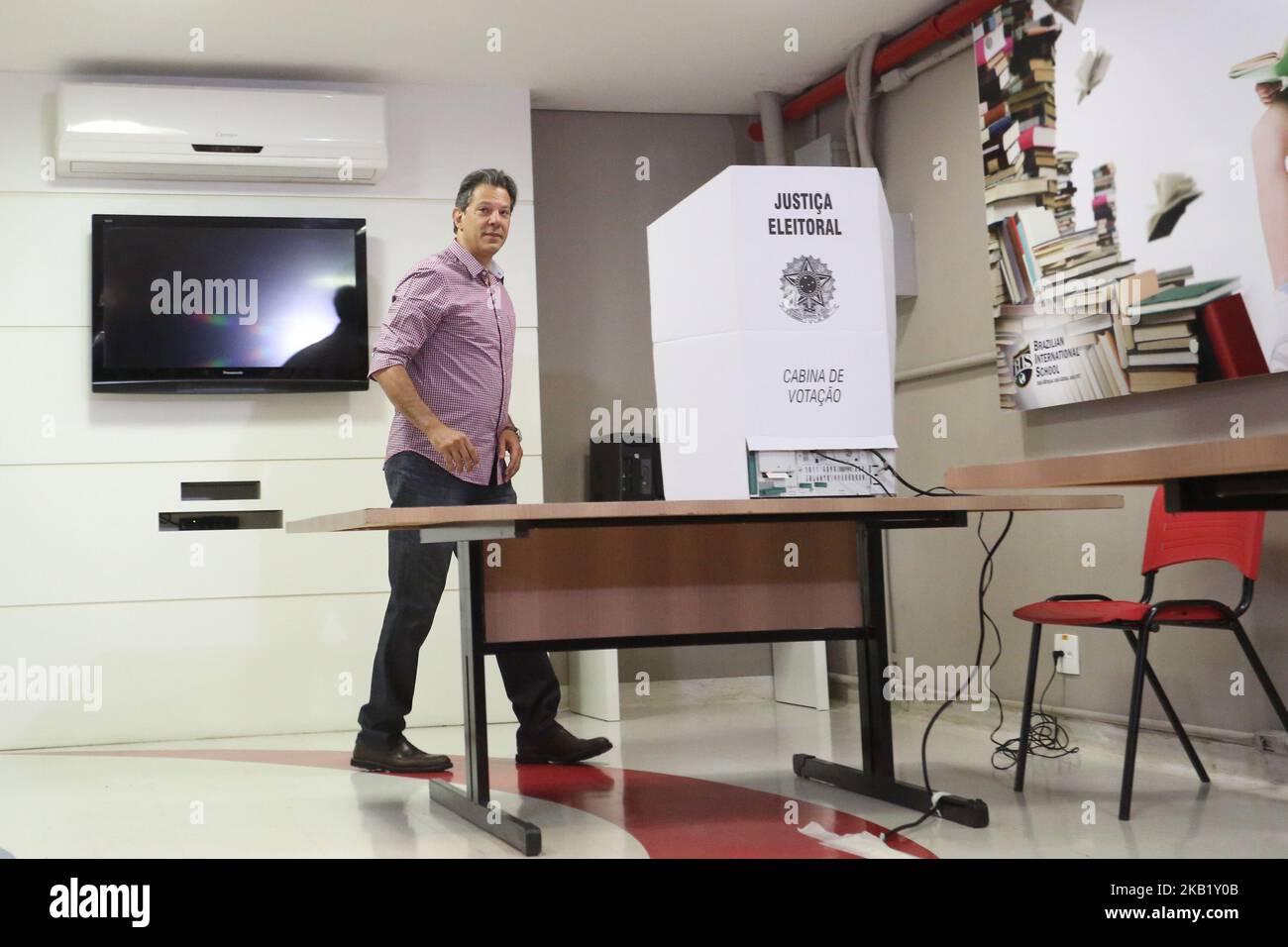 Il candidato alla Presidenza del Brasile, Fernando Haddad, fa il suo voto alla Colegio Brazilian Internacional School, a Sao Paulo, Brasile, il 7 ottobre 2018. (Foto di Fabio Vieira/FotoRua/NurPhoto) Foto Stock